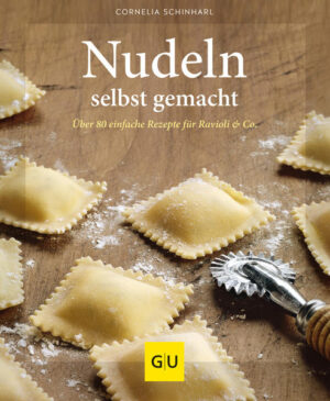 Warum Nudeln selber machen?Weil wir zu Hause gerade viel Zeit verbringen - und beim Einkaufen derzeit oft vor leeren Nudelregalen stehen. Deshalb auf Pasta verzichten? Ganz sicher nicht! Denn Nudeln selber machen ist gut gegen Langeweile, wirklich ganz einfach und: Homemade-Pasta schmeckt am allerbesten! Außerdem braucht sie kein großes Drumherum: Schon etwas geschmolzene Butter, einige Tropfen bestes Olivenöl oder ein paar Tomatenwürfel plus frisch geriebener Käse machen aus ihnen ein kulinarisches Highlight! Rund 90 Rezepte mit Grundrezepten Nützliche Küchenhelfer Ein Nudelteig - viele Varianten Passende Saucen für jede Nudel Alles, was Sie darüber wissen müssen, erfahren Sie in diesem Buch - angefangen bei nützlichen Küchenhelfern bis hin zu einem dicken Paket an Rezepten. Darunter befinden sich einfache Grundrezepte wie Spätzleteig und Nudelteig - klassisch oder mit Vollkorn,- Kastanien-, Buchweizen- oder Roggenmehl, mal ohne Ei, mal mit Kartoffeln - und viele Ideen, diese spannend abzuwandeln. Das ist Nudelglück für jeden Tag - bunt, aromatisch, lecker gefüllt, raffiniert geformt, … Nudeln machen glücklich!Und schmecken hausgemacht einfach am besten! Also schnell Nudelholz oder -maschine ausgepackt und auf ins Rezeptvergnügen: Ob gefüllt, geschichtet und überbacken oder einfach mit sämiger Sauce - über 90 internationale Spezialitäten warten auf ihre (Wieder-) Entdeckung. Und wenn Sie mal keine Zeit fürs Teigkneten haben: Viele Rezepte funktionieren auch mit gekaufter Pasta. So geht’s!Alle wichtigen Handgriffe Schritt für Schritt ausführlich erklärt. Von der kleinen Gerätekunde, über Nudelteigrezepte und spannenden Varianten bis zu raffinierten Saucen. Nudeln fein gefülltEin spannendes Innenleben steht für den ganz besonderen Genuss: Mal italienisch mit Kürbis und Parmesan, mal türkisch mit Lammhackfleisch und Minze. Für noch mehr Abwechslung sorgen weitere internationale Spezialitäten wie chinesische Jiaozi, polnische Sauerkraut-Piroggen oder indische Samosas. Da fällt die Entscheidung wirklich schwer … Frisch aus dem OfenSaftig, würzig und mit einer knackigen Kruste - so kommen nicht nur Lasagne und Cannelloni aus dem Rohr. Gratinierte Spätzle oder Nudelnester mit Tomaten und Mozzarella und viele merh lassen es ebenfalls erst einmal krachen im Mund … Gemüsesaucen zu Pasta & Co.So bunt wie das Gemüseangebot auf dem Wochenmarkt ist, so bunt sind die Rezepte in diesem Kapitel: Ob mit Tomaten, Brokkoli, Spargel, Fenchel oder Kürbis - mit saftigen Gemüsesaucen kommt in der Pastaküche niemals Langeweile auf, und zwar zu keiner Jahreszeit! Nudelsaucen mit Fleisch und FischHier gesellen sich zarter Fisch, frische Meeresfrüchte oder würziges Fleisch zur Pasta. Ob ganz klassisch à la Ragù bolognese, festlich mit Kräutersahne mit Lachs oder superschnell mit Speck-Zitronen-Brösel - das Ergebnis ist immer gleich, nämlich aus gesprochen delikat!