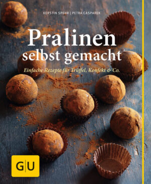 Außen glänzend mit dem besonderen Knack, im Mund zart schmelzend, das cremig-aromatische Innenleben mit einmaligem Überraschungseffekt Trüffel und Pralinen lassen unsere Schokoladenherzen höher schlagen. Mit 70 einfachen Rezepten für kleine selbst gemachte Köstlichkeiten tauchen wir ein in eine Genusswelt, die alle Sinne betört: Weiße Safrantrüffel, Cranberry-Zimt-Küsschen, Champagner-Herzen, Erdbeer-Passionsfrucht-Würfel und daneben allbekannte Klassiker mit Frucht und mit Nuss bis hin zu traumhaftem Konfekt. Ausführliche Grundrezepte und viele Schritt-für-Schritt-Abbildungen legen uns das ganze Know-how rund um den richtigen Umgang mit Kuvertüre, Kakao, Zucker und Co. nahe, zeigen z.B. ganz genau, wie Temperieren geht und wie man schöne Verzierungen zaubert. Und eine bebilderte Pannenhilfe zeigt, warum unsere Pralinen Füßchen kriegen, hilft Fehler zu vermeiden und macht die Herstellung der kleinen Naschereien in der Pralinenwerkstatt zuhause ganz einfach.