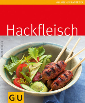 Bei Hackfleisch denken viele zuerst an Fast Food - doch das durchgedrehte Fleisch kann mehr als Burger und Frikadellen! Es ist ein echtes Allroundtalent und gehört deshalb zu Recht zu den Dauerbrennern in unseren Küchen. Dieser KüchenRatgeber zeigt, was man mit Hackfleisch in Topf und Pfanne, im Ofen und auf dem Grill alles machen kann: Von deftiger Hausmannskost bis zu exotischem Fingerfood - hier ist für jeden Geschmack etwas dabei. Hackbraten und Kohlrouladen wecken Kindheitserinnerungen, Moussaka und Lasagne entführen auf einen Mittelmeer-Trip, und bei Thai-Curry und Empanadas kann man sich nach Asien oder Südamerika träumen. Und weil man mit Hackfleisch auch bei Gästen punkten kann, gibt es außerdem kreative Ideen für die Party und fürs Büfett. Damit beim Nachkochen nichts schiefgeht, erfährt man im Theorieteil alles, was man beim Einkauf und bei der Zubereitung beachten sollte.