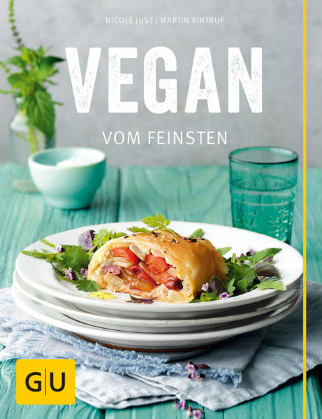 Vegane Küche und höchster Genuss - ein Widerspruch? Ganz und gar nicht! Was früher einmal das Image langweiliger Gesundkost hatte, kommt heute unglaublich kreativ und raffiniert daher! Um dies zu zeigen, haben sich die Erfolgsautoren Nicole Just und Martin Kintrup zusammengetan und in Vegan vom Feinsten über 100 Rezepte versammelt, die dieses Prädikat mehr als verdienen: Ob Pate-Praline auf Birnen-Ingwer-Relish, Pistazien-Ravioli mit Spargel oder Espressocreme im Kekskörbchen - allein schon das Lesen der Rezeptnamen macht Appetit Das Beste: Die Rezepte sind nicht nur tierfrei, sondern auch absolut gästetauglich! Von warmen und kalten Vorspeisen über Suppen und Salate bis hin zu Hauptgerichten und Desserts ist alles dabei, was (nicht nur) vegane Genießerherzen höherschlagen lässt! Statt umstrittener veganer Fertigprodukte gibt es frische saisonale Zutaten, statt erhobenem Zeigefinger viel Spaß beim Kochen und Genießen - für garantiert tierfreien Genuss mit vielen Ahs und Ohs!