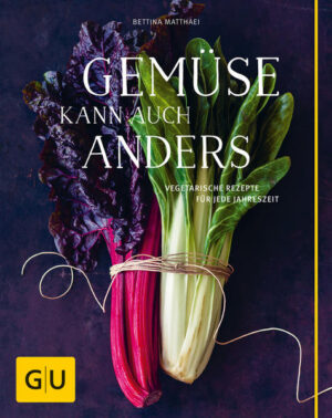 Der Klassiker „Gemüse kann auch anders“ neu aufgelegt, mit noch mehr großartigen vegetarischen und veganen Gemüsegenuss - Ihr Start in eine gesunde Ernährung! Oft braucht es nicht viel, um reifes, saisonales Gemüse in eine köstliche Mahlzeit zu verwandeln. Kräuter, Gewürze und die besondere Art der Zubereitung stehen für die Wunderwelt der Gemüsegerichte von Bettina Matthei. Vegetarische Lebensmittel wie Hülsenfrüchte, Getreide, Milchprodukte und Würzpasten ergänzen die Mahlzeiten. Vegetarisch Kochen … … ist fest in einem gesunden Lebensstil verankert. Dabei geht es nicht darum, traditionelle Gerichte zu ersetzen, sondern aus allen Zutaten den besten Geschmack herauszukitzeln. Gemüse schmeckt vom Grill, gegart, gebraten, gedünstet, roh oder süß zubereitet immer lecker. Starten Sie mit diesen Gerichten in die Gemüsevielfalt: Pasta mit Artischoken-Sugo Thai-Auberginen in Kokos-Currysoße Romanesco in Pfeffersahne Erbsen-Flan auf Zuckerschoten-Streifen Quitten-Fenchel-Gemüse mit Anis-Polenta Kochbuch gesunde Ernährung Öfter mal auf Fleisch verzichten und sich somit gesünder und klimaschonender zu ernähren, ist ein aktuelles Ziel. Besonders wichtig wird dann, dass die Rezepte schnell gehen, einfach zuzubereiten sind und eine Menge Aromen liefern. Gemüse kann das alles und trägt viel zu einer nachhaltig gesunden Ernährung bei. Kochbuch vegetarisch Das Kochbuch „Gemüse kann auch anders“ gehört als Standardwerk in jede Küche. Es finden sich darin vegetarische und vegane Rezepte für Faule, Familien, für Gäste und Feste und für jeden Tag. Denn das tägliche Mittag- und Abendessen sind zentrale Punkte unseres Alltags. Kochen Sie dazu unbedingt: Gurkensalat mit Sesamtopping Süßkartoffelsuppe Kohlrabi-Risotto mit pochiertem Eigelb Süße Kürbis-Apfel-Tarte Möhrennudeln mit Linsen-Nuss-Soße