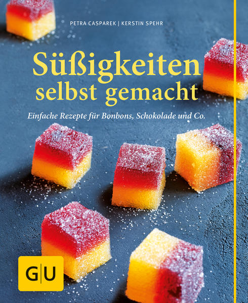 Über 70 klassische und neue Rezepte für die Zuckerbäckerei zu HauseWas haben Lutscher, Mäusespeck und Karamellen gemeinsam? Wir haben sie als Kinder geliebt und tun es auch heute noch! Darum kommen die kleinen Seelentröster jetzt auch ganz groß raus: in Süßigkeiten selbst gemacht! Ob als Trostspender für liebe Freunde oder zum Selbstverwöhnen - mit über 70 klassischen und neuen Rezepten von bunten Bonbons bis zartschmelzenden Schokoriegeln kommen Süßschnäbel voll auf ihre Kosten. Übrigens auch die, die noch nie Zucker gekocht, Kuvertüre temperiert oder Nüsse gehäutet haben: Der Serviceteil gleich zu Beginn liefert mit ausführlichen Grundrezepten, vielen Schritt-für-Schritt-Fotos, jeder Menge Praxistipps sowie einer SOS-Pannenhilfe das nötige Know-how. Süßkram aus dem Supermarkt mit künstlichen Aromen und versteckten Zusatzstoffen können Sie künftig also getrost links liegen lassen: Werden Sie Ihr eigener Zuckerbäcker - mit Süßigkeiten selbst gemacht in jeder Hinsicht ein süßer Zeitvertreib! Das steckt im Buch: Zutaten und Küchenausstattung für die Süßigkeiten-Werkstatt Zucker richtig kochen: So geht's Kuvertüre richtig temperieren (mit Temperaturtabelle) Küchenpraxis plus: Nüsse von Häuten befreien, rösten, Krokant herstellen Pannenhilfe: Fehler erkennen und vermeiden Rezeptteil: Kapitel 1: Bonbons: Karamellen, Fudge, Toffees und Lutscher Kapitel 2: Marzipan, Krokant, kandierte Früchte Kapitel 3: Marshmallows und Turron Kapitel 4: Schokoladentäfelchen und -riegel, Nougat und schnelle Pralinen