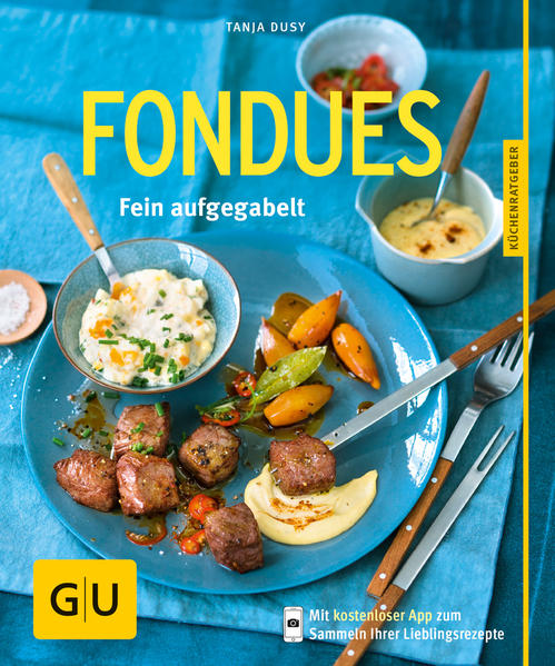 Aufspießen, brutzeln und genießen - die besten Fondue-Rezepte zum Gästeverwöhnen.Wie lassen sich Genuss und Geselligkeit am besten unter einen Hut bringen? Keine Frage: beim Fondue. Die Zutaten sind ruck, zuck geschnitten und ein paar Saucen und Beilagen schnell vorbereitet. Dann können Freunde, Familie oder der Liebste kommen - und ein gemütlicher Abend beginnt! Wie Sie das gemeinsame Kochen am Tisch immer wieder überraschend anders inszenieren können, das verrät der GU-Küchenratgeber Fondues. Neben Klassikern und Fondue-Lieblingen finden Sie hier viele neue spannende Rezept-ideen: Da brutzeln nicht nur Filetstücke, sondern auch Garnelen im Teigmantel oder Kichererbsenbällchen im Fett, Tofu, Gemüse oder Fisch garen in raffiniert gewürzten Brühen, und das altbekannte Käsefondue bekommt mit cremigem Gorgonzola einen kräftigen Aromakick. Das Dazu kann sich ebenfalls sehen lassen: Ob Orangen-Aioli, Apfel-Relish oder Chili-Vanille-Kürbis, Ihre Gäste werden begeistert sein. Und Schoko-Fondue? Das gibt es natürlich auch - und das gleich in fünf tollen Varianten! Das steckt im Buch: Die wichtigsten Fondue-Basics Alles über Fett, Brühe und Käse Käsefondues Fondues mit Fett und Brühe Das Beste dazu: Saucen und Beilagen Rund um den Fonduetopf Schokoladen-Fondue: 5 Varianten zum Dahinschmelzen 4 Vorschläge für Fondue-Menüs