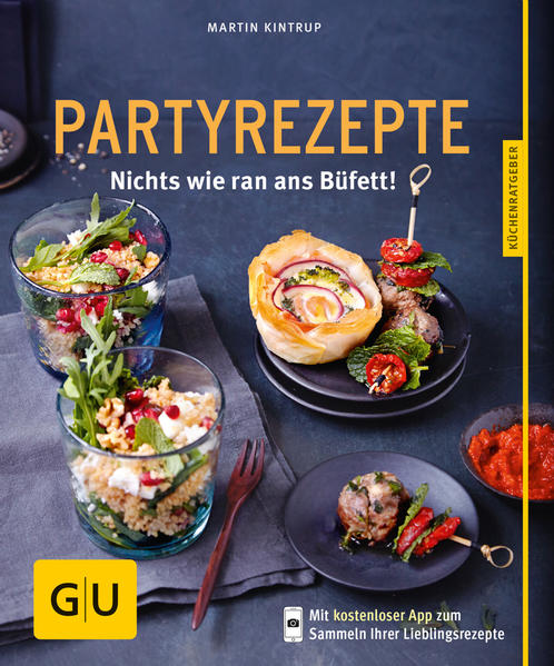 Jetzt ist Zeit für Partysnacks!Wie schön, dass es immer wieder einen Grund zum Feiern gibt! Ob neue Wohnung oder neuer Job, der runde Geburtstag oder die bestandene Prüfung - jetzt wird erst mal richtig gefeiert! Schnell die besten Freunde anrufen, die Familie zusammentrommeln und die netten Nachbarn einladen - und schon steigt die Laune! Und damit die Party unvergesslich wird, kommt es dabei auf die richtige Mischung an. Bei Musik und Gästen - aber vor allem: beim Partyessen! Für ein tolles Buffet, wo für jeden Geschmack etwas dabei ist, braucht es ein paar richtige Kracher: kaltes Fingerfood wie Häppchen und kleine Snacks genauso wie Partyrezepte aus dem Ofen oder Salat Rezepte und Süßes. Mit den leckeren Party Snacks des GU KüchenRatgebers Partyrezepte wird das garantiert ein Fest, von dem alle noch lange schwärmen! Schnelle Küche: Dabei gilt Partyregel Nr. 1: wenig Arbeit, ganz viel Spaß. Auch beim Vorbereiten der Fingerfood Rezepte! Schließlich möchten wir als Gastgeber ja entspannt mitfeiern. Dafür sorgen die abwechslungsreichen, auch für Anfänger leicht zu machenden Partyrezepte für die schnelle Küche von GU-Erfolgsautor Martin Kintrup. In vier Rezeptkapiteln stellt er die perfekte Mischung aus kalten und warmen, süßen und herzhaften Ideen für Partysnacks vor. Manche sind echte Klassiker, viele haben das Zeug zum neuen Partyknüller - und manch bekannte Snacks werfen sich für dieses Buffet ganz neu in Schale: Fingerfood: z. B. Mozzarella-Tramezzini, Zwiebelkuchen-Toasties, Saltimbocca-Pops, Tortillasticks mit Chorizo Salate und Dips: z. B. Halloumi-Orangen-Salat, Orientalischer Schichtsalat, Avocado-Hummus Heißes aus Topf und Ofen: z. B. Süßkartoffel-Chili-Suppe, Quiche con Carne, Kürbis-Kartoffel-Pide Süße Sünden: z. B. Tiramicotta mit Blaubeeren, Hugo-Cheesecake mit Himbeeren, Lemon Curd Cupcakes Das sorgt garantiert für die richtige Grundlage für eine lange Partynacht. Und schmeckt so lecker, dass sich alle gleich darauf stürzen werden! Wann feiern wir wieder? Klar: Damit die Party richtig rund wird, braucht es natürlich noch ein paar Rezepte für gute Drinks. Da hat der Serviceteil von Partyrezepte noch ein paar köstliche neue Mix-Ideen für uns parat: Wie wäre es zum Beispiel mit Strawberry-Margarita-Bowle, Virgin Caipi Royal oder White Choc Moc Likör? Und falls die nächste Party von der superspontanen Sorte sein sollte, gibt’s dazu die praktischen Tipps für ganz Eilige. Nur für den Fall, dass wir jetzt, gleich, die nächste Party steigen lassen möchten. Könnte ja sein - ganz ohne speziellen Grund! Partyrezepte auf einen Blick: Tolle Mischung: Feines Fingerfood, knackige Salate, Heißes aus Topf und Ofen und verführerische Sweets - die schnellen, leichten Partyrezepte für Häppchen und Snacks, kaltes Fingerfood, warmes Partyessen und köstliche Sweets passen für jeden Anlass und schmecken allen! Entspannt mitfeiern: Rezepte für die schnelle Küche, die sich entspannt vorbereiten lassen. Da können Gastgeber und Gäste von Anfang an locker zusammen feiern! Let’s get the party startet: Mit diesen Rezepthits wird jede Feier ein toller Erfolg - und die nächste Party ein unvergessliches Erlebnis.