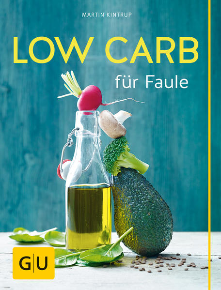 So geht erfolgreich abnehmen schnell und leicht!Alltagsstress macht dick. Wer hat schon Zeit und Lust, neben der Arbeit noch groß zu kochen? Der Hunger ist aber trotzdem da, und so locken uns jeden Tag aufs Neue die Kohlenhydrat-Fallen: Auf dem Weg zur Arbeit fällt der Blick auf süße Teilchen vom Bäcker, mittags in der Kantine rufen die Pommes laut „Hallo!“, und nach einem langen Arbeitstag, wenn uns nach etwas Leckerem zum Sattwerden ist, kommt uns der Gedanke, dafür jetzt lange am Herd zu stehen, ziemlich frustrierend vor. Also doch lieber schnell die Tiefkühlpizza ins Rohr geschoben! Das Dumme daran ist nur, dass unser Blutzuckerspiegel dadurch sofort in die Höhe schnellt - und bald danach wieder rapide absinkt. Die Folge ist Heißhunger. Und schon wird die Tüte mit den Chips aufgerissen, und das Hüftgold lacht sich ins Fäustchen! Mit diesem Teufelskreis macht Low Carb für Faule von GU jetzt endgültig Schluss - und das sogar ganz easy und bequem! Kalorienarme Rezepte ohne Aufwand: Low Carb für Faule schlägt dem Alltagsstress ein Schnippchen und lädt mit einfachen Rezepten für schnelle Gerichte mit wenig Kohlenhydraten zum Schlank- und Glücklichwerden ein. Zum schnell Abnehmen ist Low Carb bei uns ja schon länger im Trend. Es ist einfach der beste Weg zum gesunden Wohlfühlgewicht! Noch besser ist aber, dass kochen fast ohne Kohlenhydrate jetzt auch ganz bequem und schnell geht! Mit Low Carb für Faule fängt das schon beim Einkaufen an: Alle Zutaten für die Low Carb Rezepte gibt’s im Drogerie- und Supermarkt. Und die leichten, ideenreichen Gerichte sind allesamt absolut alltagstauglich und garantieren gesunde Ernährung ohne Aufwand. Vom Low Carb Frühstück über rasche Snacks und Salate, schnelle Mittag- und Abendgerichte bis hin zu Low Sweets, die sich nicht auf die Hüften legen, reicht die Rezeptpalette für gesundes Abnehmen: Flottes Frühstück: z. B. Himbeer-Frappé, Geröstetes Low Carb Müsli, Schoko-Tonkabohnen-Quark, selbstgebackenes knuspriges Low Carb-Brot … Rasche Snacks & Salate: z. B. Würzige Tofubällchen mit Vindaloo-Currypaste, Veggie-Döner-Teller, Avocado-Salat mit Garnelen, Zucchini-Schinken-Röllchen, Grünkohl-Chips, Marokko-Salat mit Hähnchen … Take-Away-Mittagessen: z. B. Greek Sandwiches, Ceasar-Schicht-Salat im Glas, Gelbes Fischcurry, Kürbis-Papaya-Suppe … Warme Abendessen: z. B. Chililachs mit Spargel, Zitronenhähnchen mit Spinat, Halloumi-Puffer, Garnelen mit Paprika-Apfel-Salsa … Low Sweets: z. B. Kokos-Käsekuchen, Zwetschgen-Crumble, Gewürzjoghurt mit Orangen, Avocado-Bananen-Eis … Schnell abnehmen hoch vier: Martin Kintrup, der bei GU unter anderem auch den Erfolgstitel Vegan für Faule veröffentlicht hat, weiß als vielbeschäftigter Kochbuchautor aus eigener Erfahrung, wie sich gesunde Ernährung und kalorienarme Rezepte mit Genuss in den Alltag integrieren lassen. Deshalb hat er für Low Carb für Faule vier Low-Carb-Tagespläne für jede Jahreszeit entwickelt. Wir sehen gleich auf den ersten Blick, welche Rezepte im Frühling und Sommer, Herbst oder Winter am besten schmecken und können damit gleich an vier Tagen hintereinander mit dem erfolgreich abnehmen beginnen. Mit diesen Tagesplänen nimmt er uns die Frage, was koche ich heute, ganz bequem ab! Und das Beste: Vom Low Carb Frühstück bis zum Abendessen sind alle Gerichte perfekt auf den Arbeitsalltag zugeschnitten. So bequem und schnell haben wir überflüssige Pfunde noch nie purzeln lassen! Low Carb für Faule auf einen Blick: Satt, schlank und glücklich: mit den kalorienarmen Low-Carb-Rezepten geht Abnehmen schnell und ohne Aufwand. Jeden Tag schnell abnehmen mit Low Carb! Ideenreiche, leichte und schnelle Rezepte, die im Handumdrehen gelingen: Vom gesunden Low Carb Frühstück über rasch vorbereitete Snacks & Salate und schnelle Mittagessen Rezepte fürs Büro, bis hin zu warmen Abendgerichten und köstlichen Low Sweets, die sich garantiert nicht auf die Hüften legen! Faulsein fängt beim Einkauf an: Alle Zutaten und Lebensmittel ohne Kohlenhydrate gibt’s bequem im Drogerie- und Supermarkt. Von GU-Erfolgsautor Martin Kintrup (Vegetarisch für Faule