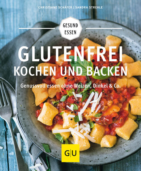 Genuss ist Trumpf bei Glutenunverträglichkeit!Die Diagnose Glutenunverträglichkeit oder Zöliakie bringt jede Menge Fragen mit sich. Wenn die Welt um mich voller Weizen ist - wie komme ich da um das Gluten herum? Wie schaffe ich es, glutenfreie Lebensmittel mit Sicherheit zu erkennen? Und, ganz wichtig: Darf ich überhaupt noch so genießen wie bisher? Welche Kuchen Rezepte, welche Tortenrezepte, welch glutenfreies Brot kann ich mir jetzt schmecken lassen? Ist glutenfrei backen schwer? Und wie kann ich meine glutenfreie Ernährung jetzt überhaupt gestalten? Problemfrei glutenfrei: Auf alle diese Fragen gibt Glutenfrei Kochen und Backen von GU jetzt umfassend Antwort - klar, verständlich und praxisnah. Ausgewiesene Ernährungsexpertinnen haben es aus der Praxis für die Praxis geschrieben. Es macht das Hineinwachsen in den glutenfreien Alltag so einfach wie möglich - und ist so randvoll mit leckeren und auch für Anfänger geeigneten Rezepten zum glutenfrei essen, dass beim glutenfreien Werkeln in der Küche ab sofort garantiert keine Unsicherheit mehr aufkommt! Glutenfreie Ernährung mit viel Genuss: Lebensqualität und das Gefühl, auf nichts verzichten zu müssen, sind eben auch für die glutenfreie Ernährung das A und O. Natürlich ist die Diagnose Zöliakie erst einmal nicht einfach für die Betroffenen und deren Freunde und Familie. Christiane Schäfer und Sandra Strehle wissen als Ernährungsexpertinnen mit jahrzehntelanger Praxiserfahrung genau, worauf es jetzt ankommt und wie man sich bei Glutenunverträglichkeit beim Einkaufen, Kochen und Genießen problemlos zurechtfindet. Glutenfrei Kochen und Backen bringt alle, die sich glutenfrei ernähren wollen, verständlich und umfassend auf den neuesten Stand, mit Infografiken, übersichtlich gestalteten Tipps und Lösungsvorschlägen - und mit dem nötigen Hintergrundwissen auf dem aktuellsten Erkenntnisstand. Der Einleitungsteil macht auch Anfängern den Einstieg ins glutenfrei backen und kochen leicht. Dafür sorgen vor allem die übersichtlich gegliederten, anschaulich bebilderten Infos rund um die wichtigsten glutenfreien Mehle und glutenfreie Lebensmittel. Absolut alltagstauglich für die ganze Familie: Glutenfrei Kochen und Backen garantiert das ganze Jahr über Genuss und bunte Vielfalt auf dem Teller: für die ganze Familie, vom Frühstück bis zum Abendessen. Sogar an den Festtagen! Eine kleine Kostprobe der Koch- und Backrezepte: Frühstück & Zwischenmahlzeiten: z. B. Reisnockerl mit Erdbeersauce, Apfelbrot mit Sanddorn-Quark-Dip, herzhaftes Müsli, pikanter Käsekuchen, Möhren-Nuss-Mus Salate: z. B. Geflügel-Reis-Salat, italienischer Nudelsalat, Farmersalat, Käse-Wurst-Salat, Gemüsesalat Suppen: z. B. selbst gemachtes Gemüsebrühpulver, feurige Glasnudelsuppe, Fischsuppe aus der Provence, Maultaschen mit Gemüse-Brät-Füllung Vegetarische Hauptgerichte: z. B. Kartoffelfladen, bunte Gemüse-Tortilla, gefüllte Möhren-Semmelknödel mit Lauchsauce, Nudel-Sauerkraut-Auflauf Fisch & Fleisch: z. B. Fischfilet mit Kräuterkruste, Fischspieße mit Kartoffelsalat, Reispfanne mit Lachs