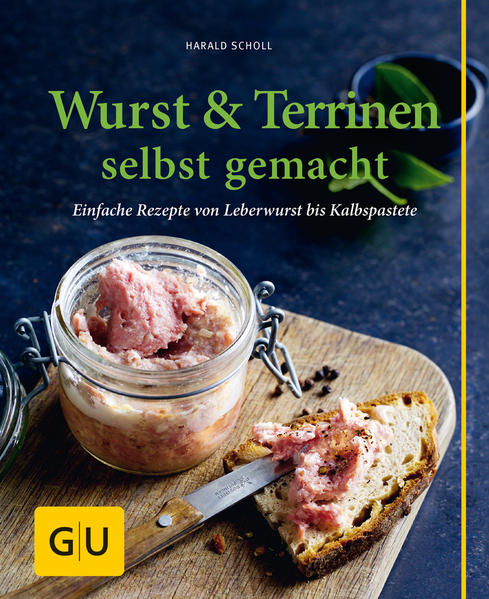 Wurst selber machen ohne Gerätepark und MetzgerlehreGibt es etwas Schöneres, als in eine knackige Bratwurst zu beißen? Eine geräucherte Wurst aufzuschneiden? Oder eine kräftig gewürzte, selbstgemachte Leberwurst aufs Brot zu streichen? Ganz klar: Wursten und Räuchern sind Teil unseres Heimatgefühls. Und es gibt immer mehr Leute, die gerade wegen der vielen Lebensmittelskandale nicht mehr darauf verzichten möchten. Weil sie den Spaß am Wurst machen entdecken und das Wurst herstellen jetzt selbst in die Hand nehmen! Beim Wurst machen weiß man eben genau, was in der Wurst wirklich steckt: Beste Wurst wird aus gutem Fleisch vom Metzger gemacht. Und mit den richtigen Rezepten kann das jeder von uns, ganz ohne Metzgerlehre oder Gerätepark! Wurst selber machen in der eigenen Küche: In Wurst & Terrinen selbst gemacht von GU geht es voll und ganz ums selber Wursten! Der Autor Harald Scholl ist versiert im Würste selber machen, er weiß genau, was man dafür in der Küche braucht und vor allem: welches Fleisch und welche weiteren Zutaten und Gewürze dabei für die richtige Konsistenz und den feinen Geschmack sorgen. Denn Scholl engagiert sich bei Slow Food. Deshalb erklärt er im Serviceteil von Wurst & Terrinen selbst gemacht übersichtlich und informativ, welche Fleischsorten beste Wurst ergeben, wie man gute Fleischqualität erkennt, wo man sie bekommt und wie man Schritt für Schritt beim Wursten vorgeht. Komplizierte Geräte braucht man dafür nicht. Leberwurst selber machen kriegt jeder von uns in der eigenen Küche hin - auch als Anfänger! Die besten Rezepte zum Wurst selbst herstellen: Ob Bratwurst Rezept, Leberwurst Rezept, Rezepte zum Würstchen selber machen (z. B. Wienerl) oder Salami selber herstellen (z. B. Rotwein-Salami) - ein Blick auf die Rezepte von Wurst & Terrinen selbst gemacht zeigt, dass die Zutatenliste nicht kompliziert ist. Aber dafür Sicherheit gibt! Denn beim Wurst selber machen weiß man eben, was in der Bratwurst oder Brühwurst wirklich Gutes drin steckt. Und man hat gleich noch ein heiß begehrtes Mitbringsel für die nächste Grillparty! Mehr als einen Fleischwolf, eine Waage, eine Pasteten-Form und die vielen praktischen Tipps aus dem Buch braucht man nicht, um Leberkäse und Weißwurst, Lyoner oder Bierschinken selbst zu machen: Bratwurst - für Pfanne & Grill: z. B. Coburger Bratwurst, Nürnberger Bratwurst, Currywurst (mit Currysaucen-Rezept!), Calvados-Bratwurst, Salsiccia, Schlesische Bratwurst, Chorizo, Merguez … Brühwurst - Vielfalt zu Brot: z.B. Münchner Weißwurst, Regensburger, Debreciner, Käsekrainer, Mortadella, Lyoner, Bierschinken, Französische Blutwurst, Cervelas de Lyon … Rohwurst - optimal für den Vorrat: z. B. Landjäger, Bauernseufzer, Pfefferbeißer, Cabanossi, Pfeffersalami, Salami mit Rotwein, Teewurst, grobe Mettwurst, Kochmettwurst … Terrinen - Wurst mal anders verpackt: z. B. Landterrine, Kalbspastete, Leberkäse, Gewürzleberwurst, Kalbsleberwurst, Kräuterleberwurst, Rillettes, Bratwurst im Glas, gekochte Zwiebelmettwurst … Beste Wurst mit allem Drum und Dran: Und wer jetzt findet, zu den tollen Rezepten zum Bratwurst selber machen passt herkömmlicher Senf aus dem Supermarktglas auch nicht mehr so recht, findet hier gleich die Rezepte für selbstgemachte Senfsorten (süßer Senf, scharfer Senf, grober Senf und Kräutersenf) sowie würzige Chutneys, die nicht nur das eine oder andere Leberwurst Rezept, sondern auch die Terrinen perfekt ergänzen (Zwetschgen- und Apfel-Chutney, Pfefferkirschen, Feigensenf). Denn, klare Sache: Wenn‘s um die Wurst gehen soll, dann bitte richtig! Wurst & Terrinen selbst gemacht auf einen Blick: Wurst selber machen liegt im Trend: Beste Wurst machen, mit den Händen arbeiten und dabei mit Schritt-für-Schritt-Fotos von den Profis lernen - das ist der Spaß beim Würste selber machen. Und absolut gelingsicher! Selber Wursten schafft Sicherheit: Hier weiß man garantiert, was im Leberwurst Rezept, im Bratwurst Rezept oder in der Wurst im Glas wirklich drinsteckt! Einfach clever wursten: Würste selber machen kann jeder - ohne großen Gerätepark, ohne Metzgerlehre, dafür mit vielen praktischen Tipps für den Hausgebrauch, Schritt-für-Schritt-Anleitungen, informativen Fotos - und natürlich jeder Menge Wurst Rezepte! Wurst Rezepte satt: zum Salami selber herstellen, Bratwurst selber machen (z. B. Coburger Bratwurst, Nürnberger Bratwurst), für Leberwurst selbstgemacht (z. B. Kalbsleberwurst) sowie für Terrinen und Wurst im Glas (z. B. Landterrine, Bratwurst im Glas).