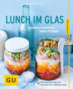 Salate und Suppen im Glas: Gesunde Rezepte für ein schnelles MittagessenHaben Sie es auch satt? Das immer das gleiche Kantinenessen in der Mittagspause, Anstehen in der Schlange vor der Essensausgabe und hektische Gemeinschaftsessen an überfüllten Tischen? Viel schöner wäre es doch, in der Sonne zu sitzen und ein schnelles gesundes Essen zu genießen. Nicht lasche Wraps und Fertigsalate vom Imbiss-Stand! Sondern ein Mittagessen zum Mitnehmen, das nicht müde macht, appetitlich ist und schmeckt. Schichtsalat, ganz trendy: „Lunch im Glas“ heißt das Zauberwort für alle, die Rezepte für Alternativen zum Mensa- und Kantinenessen suchen. Lunch im Glas - so lautet auch der Titel des GU-KüchenRatgebers von Martina Kittler. Die Kochbuchautorin, Ernährungs- und Sportwissenschaftlerin ist Mutter von zwei Kindern und kennt daher den Balanceakt zwischen gesunder Ernährung und knapper Zeit nur zu gut. Vor allem weiß sie, wie man ihn am besten managt! Für Lunch im Glas hat sie über 30 gesunde Rezepte für ein schnelles Mittagessen kreiert - die Zutaten dafür kommen einfach Schicht für Schicht ins gut verschließbare Schraubglas: vegetarische Salate, Salate mit Fisch und Fleisch, aber auch Suppen und sogar Desserts. Die Mittagessen Rezepte sind so kombiniert, dass jeder Lunch im Glas gesund ist und voller wertvoller Nährstoffe: frisch, knackig, lecker. Und ausgesprochen appetitlich obendrein! Schnelles gesundes Essen leicht gemacht: Das Prinzip ist einfach: Die Zutaten für Salate, Suppen und Desserts kommen am Abend vorher Schicht für Schicht ins Glas. Deckel drauf, und ab in den Kühlschrank. So bleibt bis zum nächsten Morgen für den Weg ins Büro oder die Uni alles topfrisch. Zur Mittagspause dann den Schichtsalat einmal durchmischen - und fertig. So funktioniert‘s auch mit den Suppen: Die Zutaten kommen ohne Flüssigkeit ins Glas. Im Büro dann einfach kochendes Wasser aufgießen, umrühren - löffeln! Das sind schnelle Rezepte für jeden Tag, bei denen man genau weiß, was wirklich im Glas ist. Außerdem sorgen die vollwertig kombinierten Zutaten für mehr Energie: Fitfood at work! Vegetarische Rezepte, Salate im Glas und mehr: Wie die Zutaten am besten geschichtet werden, zeigt der Serviceteil des Buchs Schritt für Schritt und mit Step-Fotos: einmal für Salate, einmal für Suppen. Und weil vegetarische Rezepte auch beim Business Lunch immer wichtiger werden, starten die vier Rezeptkapitel mit dem Thema Veggie-Salate. Aber natürlich gibt es auch jede Menge besser essen Rezepte für alle, die Fisch und Fleisch mögen: Veggie-Salate: z. B. Grüner Spargel-Nudel-Salat, Quinoa-Spinat-Salat mit Ziegenkäse, Möhren-Couscous-Salat mit Kichererbsen, Kürbis-Linsen-Salat, Asia-Gemüsesalat mit Tofu … Salate mit Fisch und Fleisch: z. B. Kohlrabi-Flusskrebs-Cocktail, Thai-Salat mit Mango und Roastbeef, Roh marinierter Fenchelsalat mit Salami, Curryreissalat mit Hähnchen, Türkischer Bulgur-Hack-Salat … Minuten-Suppen: z. B. Miso-Suppe mit Tofu und Sesam, Tomatensuppe mit Brokkoli, Gemüsesuppe mit Rinderfilet und Gnocchi, Polenta-Champignon-Suppe, Kokos-Reissuppe mit Garnelen … Müsli, Porridge & Co.: Pfirsich-Blaubeer-Müsli mit Bulgur, Porridge mit Trauben und Physalis, Chia-Knusper-Pudding mit Früchten, Rote-Bete-Taboulé … Im Glas Rezepte für Genießer: Süßes als Seelenfutter ist im Büro und stressigen Arbeitsalltag natürlich immer willkommen! Genauso wie selbstgemachte Croûtons, Körner-Toppings und Dressings auf Vorrat, mit denen die Salate im Glas zum mittäglichen Highlight werden. Und weil gutes Management einfach alles ist, lassen sich die Rezepte fürs Mittagessen zum Mitnehmen schnell und problemlos am Abend vorher zubereiten. Überstunden? Hier doch nicht! Lunch im Glas auf einen Blick: Das erste Buch zum neuen Trend: Von Schichtsalat bis Müsli selber machen - über 30 nicht nur vegetarische Rezepte fürs Essen im Büro. Alles wird im Glas geschichtet, nicht nur Salate, auch schnelle Rezepte für Suppen und Desserts. Selbst gemachter Lunch für die gesunde Mittagspause! Fitfood at work: Gesunde Rezepte, die garantiert nicht müde machen: frische und vollwertig kombinierte Zutaten sorgen für lecker Lunch im Glas, ohne schlapp zu machen. Das Nachmittagstief entfällt! Einfache Rezepte für gesundes Essen: Schicht für Schicht kommen die Zutaten für Suppen und Salate ins praktische Schraubglas. Sieht appetitlich aus, nichts sickert unterwegs durch - und vor Gebrauch werden die Salate und Suppen einfach nur kurz umgerührt, fertig! Frisch bis zum Verzehr: Die Rezepte für das Mittagessen zum Mitnehmen werden am Vorabend gemacht und bleiben über Nacht im Kühlschrank knackfrisch. So gesund und appetitlich war essen im Büro noch nie!