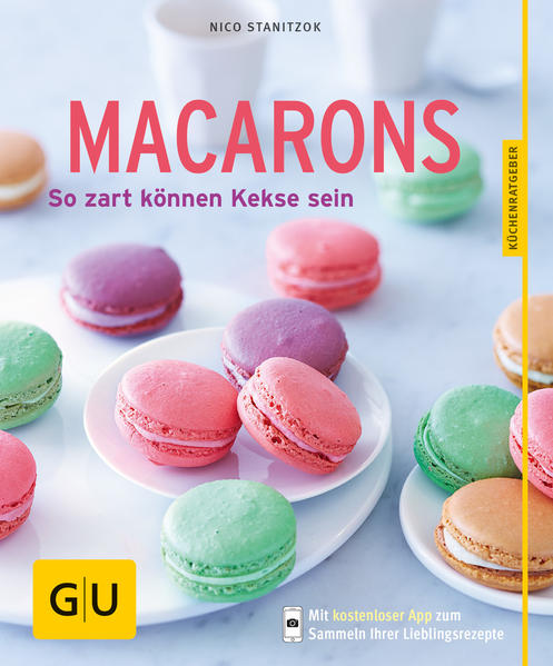 Macarons backen leicht gemacht!Mal zart pastellig, mal kräftig bunt, angenehm fluffig, knusprig und immer eine Sünde wert - das sind Macarons. Das trendigste Gebäck, seit es süße Naschereien gibt! Seit Jahren locken die Auslagen der schicksten Patisserien und coolsten Cafés auf der ganzen Welt mit dem zarten Duft und der bunten Pracht der kleinen, eleganten Verführer. Ob in Paris oder London, New York, Tokio, Wien, Berlin und anderswo: Die knusperzarten Baiserküsschen mit der himmlischen Cremefüllung erobern die Herzen aller trendbewussten Naschkatzen. Macarons für Anfänger: Und jetzt erobern sie auch deren Küchen und Backöfen! Denn Macarons selber machen ist gar nicht schwer! Auch Anfänger können Macarons ganz einfach zu Hause selbst kreieren und dabei mit Geschmacksrichtungen und Füllungen experimentieren. Der GU KüchenRatgeber Macarons zeigt wie es geht: mit Rezepten für Grundteige, Step-Fotos, vielen Tipps und Tricks und natürlich: vielen einfachen, gelingsicheren Rezepten für Macarons und die passende Macaron Füllung. Macarons selber machen: Ob mit Hilfe einer Silikon Backform, Macarons Form oder einem Macarons Blech: Mit den richtigen Rezepten und Tipps fürs passende Zubehör gelingen Macarons auch im heimischen Ofen, da braucht es keine Profi-Ausrüstung. Die Macarons-Rezepte von Nico Stanitzok sind einfach und unkompliziert. Das gilt sowohl für die Grundteige wie für die zahlreichen überraschenden Füllungen, die mal fruchtig, mal sahnig, mal nussig und schokoladig und mal überraschend exotisch daher kommen. Alle schmecken himmlisch! Und alle gelingen ohne Hokuspokus! Erdbeer Macarons oder Macarons Himbeer? Damit auch Anfänger gleich loslegen und mit selbst gebackenen Macarons bei ihren Lieben Furore machen können, sind die Rezepte in drei Kapitel untergliedert. Dazu gibt es Schritt-für-Schritt-Anleitungen für französische und italienische Macaron-Grundteige, Rezepte für schnelle Buttercremes und sogar für pikante Füllungen für Macarons. Lieblinge wie Erdbeer Macarons oder Macarons Himbeer sind natürlich auch mit dabei: Macarons für Einsteiger: z. B. Mandarinen-Macarons, Macarons mit Kirsch-Ganache, Luftige Schoko-Macarons, Rhabarber-Macarons, Macarons mit Espresso-Mousse, Aprikosen-Joghurt-Macarons … Meine Lieblinge: z. B. Grapefruit-Macarons, Erdbeer Macarons, Macarons mit gebrannten Mandeln, Zitronen-Macarons, Erdnuss-Macarons mit Karamell-Mousse … Für Künstler und Könner: z. B. Riesen-Macarons mit Himbeermousse, Smiley-Macarons mit Mango-Ganache, Macaron-Torte mit weißer Schokomousse, Macaron-Pyramide mit Champagner… Vom Macaron zur Hochzeitstorte: Mit wenigen Zutaten können Macarons-Fans damit gleich tolle Ergebnisse erzielen und sich den Applaus ihrer Gäste sichern. Sogar wenn es um so außergewöhnliche Dinge wie eine Hochzeitstorte geht oder die Candy-Bar für ein besonderes Event. Wer sagt denn, dass die süßen Highlights bei solchen Festen immer aus mehreren dicken Teigschichten und viel Zuckerguss bestehen müssen! Viel raffinierter, eleganter und trendiger ist eine Pyramide aus Macarons mit Champagner-Creme - die Krönung jeder Candybar für die Hochzeit der besten Freundin oder für jedes andere rauschende Fest! Macarons auf einen Blick: Auch Anfänger können Macarons selber machen: Von einfachen Erdbeer Macarons bis zur Hochzeitstorte mit Macarons - mit einfachen Rezepten, die garantiert gelingen und Step-Fotos, die das Wichtigste Schritt für Schritt erklären, geht Macarons backen jetzt auch zu Hause ganz leicht! Von Macarons backen bis Macaron Füllung: Der gelernte Koch und Macaron-Spezialist Nico Stanitzok führt in die bunte Welt der Macarons und verrät seine besten Rezepte zum Macarons backen und füllen - von Macarons für Einsteiger über Lieblings-Macarons bis Macarons für Künstler und Kenner! Grundwissen Macarons backen: Die Grundrezepte für französische und italienische Macaron-Teige werden Schritt für Schritt erklärt. Dazu: Blitzrezepte für schnelle Buttercremes sowie Tipps und Tricks und das wichtigste Knowhow über Macarons Zubehör. Toll auch für Hochzeitstorten: Das Rezept für die Macaron-Pyramide mit Champagner stellt jede herkömmliche Hochzeitstorte in den Schatten und ist die Krönung jeder Candy-Bar!