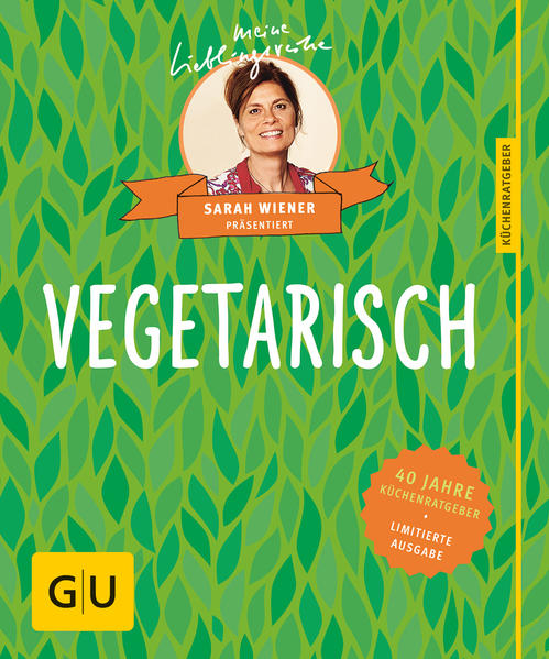 Alles vegetarisch – mit Sarah Wiener!Vegetarisch kochen – kaum eine prominente Köchin verkörpert das so glaubhaft und ideenreich wie Sarah Wiener. In ihrer Heimat Österreich hat die fleischlose Küche nämlich eine lange, große Tradition. Schon als Kind, so erzählte sie mal, konnte sie sich nicht sattsehen an saftigen Tomaten und bunten Gemüsesorten. Und wenn die Familie Körbe mit duftenden Waldpilzen heimbrachte, lief ihr das Wasser im Mund zusammen. Mit Gemüse kochen ist in der Familie der engagierten TV-Köchin immer eine Selbstverständlichkeit gewesen. Und so lag es ihr natürlich am Herzen, im GU Jubiläums-Küchenratgeber Vegetarisch die besten Rezepte für vegetarische Gerichte zu präsentieren – und vier ihrer ganz persönlichen, vegetarischen Lieblingsrezepte dazu beizusteuern. Gemüse Ideen für jeden Anlass: Leckere, leichte Rezepte mit Gemüse, Hülsenfrüchten, Tofu, Pasta oder Tempeh liegen nicht nur im Trend. Sie eignen sich auch für jede denkbare Gelegenheit. Wenn immer mehr Genießer vegetarisch leben, muss es auch bei festlichen Einladungen nicht mehr der große Braten oder das Riesenstück Fleisch sein! Kokosreis-Röllchen mit Erdnusssauce, Walnusskartoffeln mit Selleriesalat oder Cranberry-Quinoa mit Minzejoghurt klingen nicht nur himmlisch – sie würden sich auch mühelos für jeden festlichen Anlass eignen! Und den können die beliebten GU Küchenratgeber in diesem Jahr feiern: Sie werden heuer 40 Jahre alt – und haben sich in der Zeit zur erfolgreichsten Kochbuchreihe der Welt entwickelt. Passend zu diesem besonderen Anlass erscheint eine exklusive Sonderedition in sieben Bänden – für jeden der glänzend gestylten Küchenratgeber steht eine prominente Köchin oder ein Spitzenkoch Pate. Und für Vegetarisch ist es Sarah Wiener! Was koche ich heute? Einfache vegetarische Rezepte! Wie immer bei den Küchenratgebern sind alle Rezepte so gehalten, dass sie auch Anfängern leicht gelingen. Dazu tragen auch die Tipps und Rezeptideen bei, die auf den Umschlagklappen alles Wichtige übersichtlich erklären: Anregungen für peppige Würzmischungen, schnelle Salate für jede Jahreszeit, Suppen, die glücklich machen und nützliche Basics rund um Tofu oder die besten Gemüsesorten für die Veggie-Küche. In den vier großen Rezeptkapiteln geht es dann um die wichtigsten Zutaten für vegetarische Gerichte: · Aus dem Gemüsegarten: z. B. Tandoori-Blumenkohl, Wok-Gemüse mit Cashews, Pastinaken-Rösti mit Salbei · Mit Schrot und Korn: z. B. Quinoa-Auflauf mit Ricotta, Bulgur-Tomaten mit Pfifferlingen, Asiatisches Amaranth-Gemüse · Von der Sojabohne: z. B. Würztofu mit Zwiebeln, Mexicana-Burger, Tempeh mit Schalotten und Mango · Aus Nudeltopf und Kartoffelkiste: z. B. Pasta mit Spargelsalsa, Süßkartoffel-Kokos-Curry, Orientalische Auberginenpasta Sarah Wieners liebste vegetarische Rezepte sind wie sie selbst, bodenständig, sympathisch, sonnig: Gefüllte Zucchini mit Kichererbsen, Tomaten-Auberginen-Tarte, Quarkküchlein mit Pilzen und Kartoffel-Pastinaken-Suppe. Und noch ein Plus zeichnet den glänzend gestylten Küchenratgeber aus: Einige Rezepte mit Gemüse, Tofu und Co. sind besonders gekennzeichnet – mit einem grünen Blatt. Es zeigt auf einen Blick, dass dieses Rezept 100 % tierfrei ist, also vegan! Sarah Wiener präsentiert Vegetarisch auf einen Blick: Vegetarisch leben mit viel Genuss: einfache, leichte vegetarische Gerichte für jede Gelegenheit. Auch für Anfänger geeignet: Mediterranes Gemüse, gefülltes Gemüse oder vegetarische Burger sind im Nu fertig – und machen gesund Ernähren im Alltag leicht. Mit vier ganz persönlichen, vegetarischen Lieblingsrezepten von Sarah Wiener. Neu fotografierte Rezepte in glänzend gestyltem Layout: Der vegetarische Themenband aus der siebenbändigen, exklusiven Sonderedition zum 40. Jubiläum der GU Küchenratgeber!