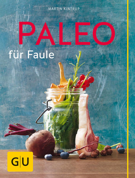 Ernährungsplan für Trendbewusste: Paleo Rezepte für schnelle GerichtePaleos alter Schule kannten noch keinen Ernährungsplan. Auch das Wort Diät war ihnen fremd - aber sie ernährten sich trotzdem automatisch richtig: Meist standen bei ihnen vegetarische Gerichte auf dem Speiseplan (schließlich erlegt man ja nicht jeden Tag einen Säbelzahntiger!), und ansonsten war die einstige Paleo Diät vor allem eine Low Carb Diät mit viel wild wachsendem Gemüse, gesammelten Beeren und anderen Früchten, Pilzen, Samen, Kräutern und Eiern. Und mit etwas Jagdglück eben auch: mit Fisch und ab und zu einem ordentlichen Stück Fleisch. Paleo Diät als moderner Ernährungsplan: Klar ist auch: Sobald die Paleos ihre Beute erst mal in die Höhle geschleppt hatten, waren sie ziemlich faul. Dann war Ausruhen, sich von den Strapazen der Jagd erholen und einfach mal ein bisschen bequem sein angesagt. Das kommt modernen Genießern ziemlich bekannt vor! Schließlich haben wir auch keine Lust, uns nach der Jagd im Einkaufsrevier am heimischen Herd noch ewig Stress zu machen. Deshalb sind die Kochrezepte von Paleo für Faule von GU auch alle in maximal einer halben Stunde auf dem Tisch - und viele von ihnen gehen sogar schneller, sind in 20 Minuten fertig. Kein Zweifel: Trendbewusste Neuzeit-Paleos und die Paleo Ernährung aus der Steinzeit haben jede Menge gemeinsam. Schnelles leichtes Powerfood ist damals wie heute der optimale Ernährungsplan für alle, die in der Arbeitswildnis jeden Tag Top-Leistungen erbringen - und sich’s dann abends in der Höhle auch mal ein bisschen gemütlich und relaxed machen wollen. Dann ist leichte Küche und schnelles Abendessen angesagt! Gesunde Rezepte für schnelle Gerichte: Vom Höhlenfrühstück bis zum Dessert bietet Paleo für Faule eine große Auswahl Kochrezepte für alltagstaugliche Fitmacher-Gerichte. Alle Zutaten gibt‘s im Supermarkt - das ist herrlich bequem und macht gesund Abnehmen leicht. Ja genau: Abnehmen! Denn Paleo für Faule - das sind vor allen Dingen Rezepte ohne Kohlenhydrate. Schnelle Rezepte für leckere Gerichte, die ohne Dickmacher auskommen. Kein Zucker, kein Getreide, kaum Hülsenfrüchte - fast eine Art Low Carb Diät also, aber nur fast. Leckeres Trendgemüse wie Süßkartoffeln, natürlich süße Verführer wie Ahornsirup, Bananen und andere Früchte sowie cremiges Cashew- oder Mandelmus spielen hier als Zutaten für gesunde Rezepte durchaus eine Rolle. Damit ist auf Dauer sogar Abnehmen leicht gemacht möglich! Bei Paleo für Faule dreht sich nämlich alles um gesundes Essen für Leute, die auf Dauer schlank und topfit bleiben möchten. Alle Zutaten dafür gibt’s im Supermarkt. Aber es sind schlank machende Lebensmittel ohne künstliche Zusatzstoffe und ohne Farb- und Konservierungsstoffe. Paleo für Faule - das sind gesunde Rezepte für schnelle Gerichte, eine trendige Kombi aus Low Carb Diät und Clean Eating: Höhlen-Frühstück: z. B. Geröstetes Früchtemüsli, Paleo Porridge mit Mango, Avocado-Banane-Minze Smoothie, Herzhafter Frühstückskuchen, Schoko-Banane-Cashew Aufstrich, Garnelen-Rührei mit Zucchini … Jäger: z. B. Minuten-Gyros mit Krautsalat, Tomaten-Salbei-Hackbällchen, Paleo Burger, Hackfleisch-Pizza, Rindersteak mit Bärlauchöl … Fischer: z. B. Kräutersalat mit Zander, Kabeljau auf buntem Gemüse, Gedämpfter Fisch mit Safran, Gegrilltes Lachscarpaccio, Fischfilet „Paleolaise“, Pfannkuchen mit Räucherfisch … Nesträuber (Geflügel- und Eier-Rezepte): z. B. Avocadosalat mit Sesamhuhn, Ingwer-Spinat-Suppe mit Pute, Frittata mit grünen Bohnen, Hähnchenkeulen mit Würzkraut, Gemüserösti mit Spiegelei … Sammler: z. B. Melonencarpaccio, Grünes Taboulé, Paleo Ceasar’s Dressing, Balsamico-Kakao Dressing, Blumenkohl-Falafel, Süßkartoffelpüree mit Pilzen, Rote-Bete-Sesam Dip, Gefüllte Aubergine mit Möhren … Paleo-Desserts: z. B. Chia-Berry-Fool, Schoko-Chia-Mandel-Eis, Erdbeer-Kokos-Eis, Dattel-Walnuss-Pralinen, Banane-Cashew-Eis … Leichte Küche zum gesund Abnehmen mit Spaß: Mit Zutaten aus dem Supermarkt wird Paleo easy und yummy! Im Serviceteil des Buchs werden nicht nur die Basics der Steinzeitdiät, sondern auch die wichtigsten Zutaten für die Kochrezepte vorgestellt: eine kleine Warenkunde mit Kurzporträts der besten Lebensmittel aus TK-Fach und Fleischtheke, Gemüse- und Bio-Ecke sowie Asia- und Feinkostregal im Supermarkt. Damit lassen sich superleckere schnelle Rezepte zum Abnehmen zaubern. Und wer Lust hat, seine Freunde davon zu überzeugen wie lecker die Steinzeitdiät schmeckt, wenn man nur die richtigen Rezepte dafür hat, findet in Paleo für Faule tolle Vorschläge für Paleo-Menüs. Die sind allesamt dermaßen lecker - da wären die echten Steinzeitjäger ziemlich neidisch drauf! Paleo für Faule auf einen Blick: Gesunde Rezepte, schnelle Gerichte: Gesunde, cleane Kochrezepte für Alltagsküche ohne Stress. Alle in maximal 30 Minuten zubereitet! Der Ernährungsplan für Trendbewusste: Langfristig schlank und topfit bleiben mit leichtem Paleo-Powerfood. Kein Zucker, wenig Kohlenhydrate - schnelle Gerichte zum Abnehmen. Dauerhaft schlank bleiben leicht gemacht! Einfach einkaufen: Alle Zutaten für die leichte Küche von Paleo für Faule gibt’s im Supermarkt um die Ecke. Gesundes Essen mit Genuss: Verwendet werden nur Lebensmittel ohne künstliche Zusatzstoffe, Farb- und Konservierungsstoffe. Früchte, Nüsse, Kräuter und Gewürze sorgen für leckere Gerichte mit super viel Geschmack!