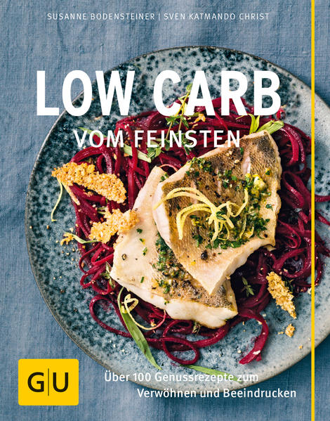 Low-Carb-Kochbuch: Feine Rezepte für besondere AnlässeSie leben low carb? Dann hat sich Ihre gesunde und bewusste Lebensweise schon längst auf der Waage bemerkbar gemacht. Mit dem Low-Carb-Kochbuch „Low Carb vom Feinsten“ wird der Lifestyle-Trend jetzt auch die Herzen von Familie und Freunden beim Festtagsessen im Sturm erobern. Ihr Low-Carb-Kochbuch: Das Buch auf einen BlickErfahren Sie im Serviceteil alles über: Trendzutaten der Low-Carb-Küche Low-Carb-Ideen für Gäste Low-Carb-Getränke Vieles mehr Kochen Sie köstliche Low-Carb-Rezepte: Kalte Vorspeisen und Salate Warme Vorspeisen und Suppen Hauptgerichte mit Fleisch und Fisch Vegetarisches Desserts Low Carb - ein überzeugend schlanker LifestyleWer sich auf seinem Weg zum Wunschgewicht dem Low-Carb-Trend angeschlossen hat, wird den zweifelnden Blicken der Mitmenschen wahrscheinlich schon das ein oder andere Mal begegnet sein. „Low carb? Aha! Was landet denn da noch auf dem Teller, wenn Nudeln, Reis und Brot gestrichen sind? Wirst du damit überhaupt statt? Und was essen wir dann Weihnachten, Silvester und an meinem Geburtstag, wenn du jetzt auf Diät bist?“ Diät: Für viele Menschen klingt das nach grünen Salatblättern ohne Dressing, nach Möhren knabbern und Getränken ohne Geschmack. Von wegen! Die Low-Carb-Ernährung ist zum Trend geworden - und das aus gutem Grund. Wer low carb kocht - also auf klassische Kohlenhydrate verzichtet - verliert nicht nur überflüssige Pfunde, sondern entdeckt ganz neue Geschmackswelten. Statt Pizza, Pasta und Co. spielen andere Zutaten die Hauptrolle auf dem Teller. Artischocken, Avocado, Kräuterseitlinge, Topinambur oder Schwarzkohl stehlen den großen Kohlenhydratlieferanten die Show. Und versorgen Ihren Körper darüber hinaus mit gesunden Inhaltsstoffen. Low-Carb-Rezepte mit Wow-EffektSo weit, so gut. Aber wie bekommen Sie Ihre Familie und Gäste jetzt von Ihrem Low-Carb-Lifestyle überzeugt? Mit einem Menü, das weder nach Diät klingt, noch danach schmeckt. Raffinierte Rezepte. Low Carb - vom Feinsten! Ihre Gäste werden überrascht sein ... Vorspeisen: Starten Sie mit Ceviche vom Loup de mer, Rindertatar mit pochiertem Ei auf zitronigem Krautsalat, Zucchiniblini mit Kräutercreme und Kaviar oder einer Waldpilzconsommé mit Miso, Tofu, Kombu und Gänsebrust. Hauptgerichte: Verwöhnen Sie sich und Ihre Gäste mit einem Filetsteak mit Chili-Brombeer-Sauce, Hähnchenkeulen auf Löwenzahnspinat und Schmortomaten, Fisch-Involtini mit Zucchini und Tomaten-Pfirsich-Relish oder zimtwürzigem Gemüse mit Raclette und Walnüssen. Desserts: Krönen Sie Ihr Menü mit Tarte Tatin mit Mandelblättchenboden, Tonka-Quark-Soufflé mit Früchte-Deko oder einem Kokos-Panna-Cotta mit Minze-Pfirsich und Kokos-Chips. Alle Rezepte für ein Low-Carb-Menü finden Sie im GU-Kochbuch „Low Carb vom Feinsten“. Diese Gerichte der Extraklasse machen rundum glücklich. Ab jetzt müssen Sie garantiert nie wieder die Frage beantworten, ob Low-Carb-Rezepte wirklich satt machen. Liefern Sie den besten Beweis! Wir wünschen Ihnen und Ihren Gästen einen guten Appetit.