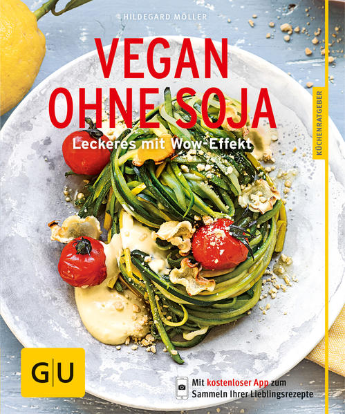 Vegan ohne Soja: Die Geheimzutaten für eine sojafreie KücheSoja ist die einzige Alternative für Veganer? Von wegen! Wir verraten, welche geheimen Zutaten die vegane Küche zu bieten hat. Mit unseren Rezepten sorgen Sie für Abwechslung auf dem Teller. Aber psst... nicht weitersagen! Ob Joghurt, Milch oder Sahne - Soja galt länger als einziger Ersatz für diese tierischen Produkte. Auch die Lebensmittelindustrie sprang auf den Zug auf und erkannte den Trend. In den Supermarktregalen gibt es mittlerweile sogar Tofu-Frikassee und Soja-Hackbällchen. Solche Produkte sind zwar vegan und basieren auf Soja, haben aber auch Nachteile: Ihnen werden jede Menge Zusatzstoffe - zum Beispiel künstliche Aromastoffe, Farbstoffe oder Stabilisatoren - zugesetzt, damit sie so aussehen und schmecken wie die tierischen Originale. Dabei ist das eigentlich gar nicht nötig: Vegane Rezepte sind schließlich viel mehr als reine Nachahmungen. Die vegane Küche ist vielfältig, abwechslungsreich, frisch und bunt. Wer kein Soja verträgt oder aus anderen Gründen darauf verzichten möchte, kann sich trotzdem vegan ernähren. Wie Sie sojafrei kochen, verraten wir Ihnen im GU-Küchenratgeber „Vegan ohne Soja“. „Vegan ohne Soja“: Ihr Buch auf einen Blick: · Tipps und Extras: Alle Tipps und Tricks, warum vegane Ernährung auch ohne Soja funktioniert und Rezept-Extras zum Nachmachen · Happy Breakfast: Apfel-Walnuss-Brot, Herzhaftes Frühstücksgröstl, Birnen-Cranberry-Porridge, Quinoa-Pancakes und mehr · Vorneweg und zwischendurch: Bratkartoffelsalat mit Buchweizenpops, Asia-Waldorfsalat mit Kokosdressing, Grillpaprika-Sandwich, Quinoa-Tacos mit Mango-Guacamole, Kartoffel-Smash mit Brokkoli-Aioli und mehr · Super Sattmacher: Süßkartoffelspieße mit Couscous, Paprikaquiche mit Amaranthkruste, Zucchini-Avocado-Pasta, Bohnen-Pattys mit Espresso-BBQ-Sauce, Röst-Blumenkohl mit Steinpilzöl und mehr Vegan ohne Soja: Essen Sie sich mit veganen Rezepten satt und glücklich!