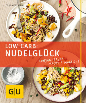 Low-Carb-Nudeln: Tschüss Kohlenhydrate! Hallo Traumfigur!Die Low-Carb-Formel ist einfach: Wer auf Kohlenhydrate verzichtet, bei dem purzeln die Pfunde. Aber wie hält man so eine Low-Carb-Diät auf Dauer durch? Schließlich packt jeden doch irgendwann die Lust nach Bolognese, Carbonara und Co., oder? Wie Sie selbst bei einer Diät nicht auf Ihre Lieblingspasta verzichten müssen? Mit Konjak. Diese Low-Carb-Nudeln sind die beste Pasta-Alternative für Ihr Abnehmprogramm. Konjak: Was ist das eigentlich?In Asien sind Konjak-Nudeln auch als Shirataki bekannt. Sie werden aus dem Mehl der Konjakwurzel, Wasser und dem Festigungsmittel Calciumhydroxid hergestellt. Konjak-Nudeln können Sie im Asialaden oder in verschiedenen Online-Shops kaufen. Pasta essen trotz Diät - diese Low-Carb-Nudeln machen es möglichWelches Schlankgeheimnis in den Low-Carb-Nudeln schlummert? Sie bestehen weder aus Weizenmehl noch aus Eiern und sind deshalb superkalorienarm - nur acht Kalorien stecken in 100 Gramm Konjak-Nudeln. Außerdem enthalten sie weder Fett noch Kohlenhydrate. Perfekt für Ihre Diät! Hier dürfen Sie also gerne zugreifen - ganz ohne schlechtes Gewissen. Spaghetti, Fettuccine, Lasagneblätter oder Penne - jede Lieblingspasta gibt es auch in der Konjak-Variante. Low-Carb-Nudeln: Extraportion Ballaststoffe, bitte!Wer seine Fettposter loswerden möchte, muss den Stoffwechsel auf Trab halten. Das gelingt am besten, indem man seinen Körper mit vielen Ballaststoffen versorgt. Das Mehl der Konjakwurzel ist sehr ballaststoffreich, macht lange satt und ist deshalb genau das Richtige für eine Diät. Wie Konjak-Nudeln Sie auf Ihrem Weg zum Wunschgewicht außerdem unterstützen können und worauf Sie noch achten müssen, um wirklich Gewicht zu verlieren (und zwar ganz ohne Hunger und Jo-Jo-Effekt), erfahren Sie in unserem Just Cooking „Low Carb Nudelglück“. Low-Carb-Nudeln: Ihr Buch auf einen BlickGenug von der Theorie, jetzt geht es in die Praxis: In unserem Just Cooking „Low Carb Nudelglück“ verraten wir Ihnen nicht nur jede Menge nützliches Konjak-Nudel-Wissen, sondern auch köstliche Rezepte für Ihre Low-Carb-Nudeln. Das erwartet Sie: Heiß auf Fleisch: Fenchel-Bolognese mit Spaghetti, Salsicce-Spinat-Lasagne und mehr Knackig vegetarisch: Gemüse-Fettuccine mit Tofu-Saté, Nudeltörtchen Tricolore und mehr Verführerisch mit Fisch: Aglio e Olio mit Meeresfrüchten, Asia-Nudelpfanne mit Garnelen und mehr Jetzt geht’s los: Schlemmen Sie sich mit unseren Low-Carb-Nudeln schlank.