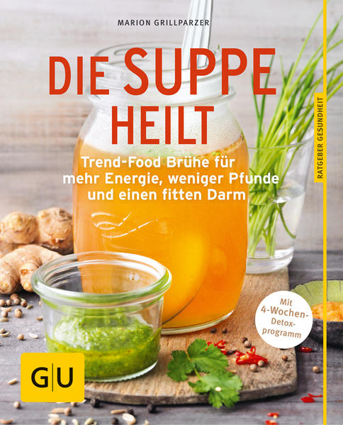 Detox-Suppen selber machen: In diesen Suppen liegt die Kraft Schon unsere Großeltern kannten das Geheimnis einer guten Kraftbrühe: Sie spendet Energie, stärkt die Nerven, vertreibt die Erkältung und killt den Kater. Suppen eignen sich selbst zum Fasten, weil sie Hunger dämpfen und uns mit Mineralien versorgen. Erfahren Sie, welche Detox-Suppen Sie sich zum Entgiften auf den Speiseplan schreiben sollten. „Die Suppe heilt“: Blick ins Buch· Theorie: Erfahren Sie, warum die Suppe heilt, welche medizinischen Kräfte im Kochtopf schlummern und wie Sie sich wach, fit, schlank und schön schlürfen. · Praxis: Welche Zutaten gehören in die Suppenküche, welche Suppen helfen Ihnen beim Entgiften und welche Detox-Rezepte passen perfekt in die Fastenkur? Detox-Suppen haben TraditionIn New York stehen die Menschen gerade Schlange, um einen Becher der köstlichen Kraftbrühe von Sternekoch Marco Canora zu kosten. Detox ist im Trend! Dabei hat das Entgiften eigentlich schon eine lange Tradition. Nicht nur in den Kochtöpfen unserer Omas köchelte die Brühe vor sich hin, auch in der Traditionellen Chinesischen Medizin spielt die Suppe eine große Rolle. Selbst bei dem Druiden Miraculix gab es eine Zauberbrühe, die den Galliern Asterix und Obelix Superkräfte verlieh. Wie Detox-Suppen Sie beim Entgiften unterstützenEntgiften hilft dabei, die überforderten Verdauungsorgane zu entlasten und endlich wieder neue Energie zu spüren. Wer seinen Körper reinigen und dadurch auf Vordermann bringen will, kommt an Detox-Suppen nicht vorbei. Löffel für Löffel ist die Suppe Medizin, die den Darm reinigt und die eine antientzündliche Wirkung verfügt. Wie Suppe beim Abnehmen hilft, warum sie Gelenken und Knochen etwas Gutes tut und die Leber entlastet? Das erfahren Sie in Marion Grillparzers Buch „Die Suppe heilt“. Das gehört in eine gute Detox-SuppeVoraussetzung dafür, dass die Detox-Suppe ihre entgiftende Wirkung entfaltet, ist der Zutaten-Mix. Ingwer, Kurkuma und Zitronengras helfen zum Beispiel beim Entschlacken. Was während einer Detox-Kur nicht in den Suppentopf gehört: Wurst, Weizen, Haushaltszucker, Süßstoffe und künstliche Zusatzstoffe. Nur natürliche Zutaten helfen bei der Heilung. Tütensuppen sind deshalb natürlich auch tabu. Basisbrühen für Detox-Suppen: Rezepte, Tipps & ToppingsAuf die Plätze, fertig, loslöffeln! Wir verraten Ihnen, wie echte Knochenbrühe, Geflügelbrühe und Fischbrühe gemacht werden - Schritt für Schritt. Außerdem bekommen Sie in „Die Suppe heilt“ die Rezepte für Gemüsebrühe und eine vegane Pilzbrühe. Erfahren Sie außerdem, worauf es bei einer Detox-Kur wirklich ankommt und welche Zutaten Ihre Suppe zum Detox-Wunder machen. Erleben Sie die heilende Wirkung von Hanfsamen, Algen oder Anis. Detox-Suppen: Rezepte zum NachmachenWie eine Detox-Diät schmeckt? Nach Kräutern, Gewürzen, Gemüse - Natur pur! Verwöhnen Sie Ihren Körper mit einer „Wildkräuter-Pastinakensuppe“ oder mit der „Lupinen-Miso-Suppe“. Lassen Sie sich zum Frühstück „Chiapudding mit Beeren“ oder „Granatapfel-Bowl“ schmecken und bereiten Sie leichte Detox-Rezepte wie den „Grünkern-Salat mit Lamm“ zu. Alle Gerichte gibt es in „Die Suppe heilt“.