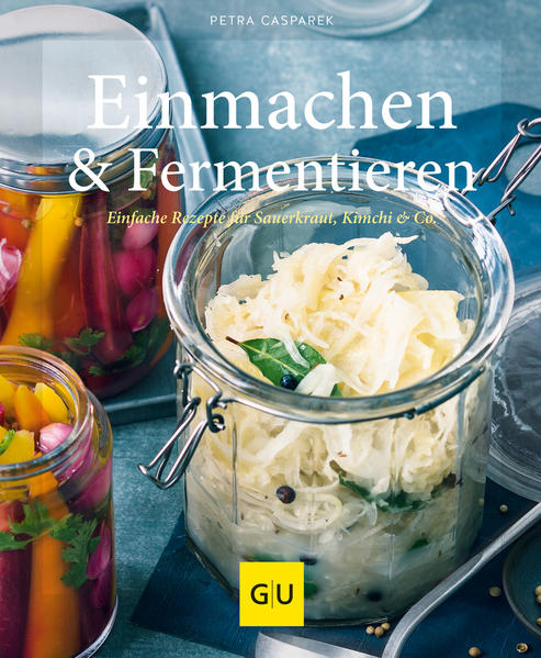 "Einmachen & Fermentieren" - gesunder Vorrat im GlasVon Kimchi bis saure Gurken - Homemade ist ein absoluter Trend. Selbst gemacht schmeckt einfach alles noch viel besser. Und vor allem: Nur so wissen Sie genau, was wirklich in Ihrem Essen steckt. Da haben Zusatzstoffe und Geschmacksverstärker keine Chance! Obst und Gemüse selbst einmachen oder fermentieren - das ist gar nicht schwer. Dieses Kochbuch zeigt Ihnen in gut beschriebenen Anleitungen und wundervollen Rezepten, wie Sie zu Hause ganz einfach Ihre eigenen Vorräte anlegen. Ob einlegen, einmachen, einwecken, fermentieren oder trocknen - bald sind Sie in Sachen Haltbarmachen ein Profi. Mit gut gefülltem Vorratsschrank versteht sich: Kompottgläser, eingelegtes Gemüse, getrocknete Kräuter und und und ... Genießen Sie die Sommer-Ernte aus Ihrem Garten auch im Winter oder verschenken Sie Ihr Lieblingsgericht im Einmachglas. „Einmachen & Fermentieren“ hält für all das die perfekten Ideen bereit. „Einmachen & Fermentieren“: Ihr Buch auf einen BlickDas erwartet Sie in „Einmachen & Fermentieren“: Service: Gemüse und Obst für den Vorrat, nützliche Küchenhelfer, Gläser und Gefäße, Gemüse fermentieren Schritt für Schritt erklärt und weiteres Know-how Einlegen: Buntes Gemüse von sauer bis scharf, Allerlei Gurken, Gemüse in Öl, fein eingelegtes Obst und mehr Einmachen: Kohl in Variationen, bunte Gemüsegerichte, Saucen für den Vorrat und mehr Fermentieren: Klassisches Weinsauerkraut, farbenfrohe Gemüsevielfalt und mehr Trocknen: Getrocknete Pilze, getrocknetes Gemüse und getrocknetes Obst Wissen, was drin steckt - der eigene Vorrat ohne ZusatzstoffeDer selbstgemachte Vorrat schmeckt herrlich, ist günstig und die gesündeste Art der Konservierung. Über 80 Rezepte für Obst und Gemüse warten darauf, von Ihnen, mit der richtigen Technik, ohne künstliche Hilfsmittel haltbar gemacht zu werden. Lassen Sie sich überraschen, wie vielfältig das Konservieren sein kann und wie viel Abwechslung in so einem Einmachglas steckt. Einlegen - pikant, süßsauer oder würzigEntdecken Sie tolle Rezepte wie „Möhren mit Koriander“, „Saure Gurken mit Dill“ oder „Artischocken mit KrBuntes Gemüse mit Minestrone"tt für Schritt wie es geht.nen mit der richtigen Technik ohne innen steckt. rauchen. n Nachereuen äutern, Zitronen und Orangen“. Pikant eingelegtes Gemüse passt übrigens ganz wunderbar zur herzhaften Brotzeit. Einmachen: Lieblingsgerichte aus dem GlasIhr All-Time-Favorite wartet bald immer greifbar in der Vorratskammer auf Sie und ist fix zubereitet. Denn auch köstliche Mahlzeiten lassen sich leicht auf Vorrat herstellen: zum Beispiel „Blaukraut mit Äpfeln“, „Grünkohl mit Kartoffeln“ oder „Tomatensauce mit Basilikum“. Fermentieren: Betreten Sie kulinarisches NeulandKnackig-säuerliche Gemüsevariationen zaubern Sie durch das Fermentieren ins Glas - viel unkomplizierter als es klingt. Bereiten Sie „Kimchi aus Chinakohl“ oder „Salzzitronen mit Kräutern“ zu. Wir verraten Ihnen Schritt für Schritt, wie es geht. Trocknen: Das hält ja (fast) ewig!Unbedingt ausprobieren: das Trocknen von Obst und Gemüse. Ganz neue Geschmackserlebnisse erwarten Sie - „Pilze mit Kräutern“, „Buntes Gemüse mit Minestrone“, „Fruchtiges Kirsch-Mango-Konfekt“. Also: Am besten gleich Platz in der Vorratskammer schaffen und loslegen!