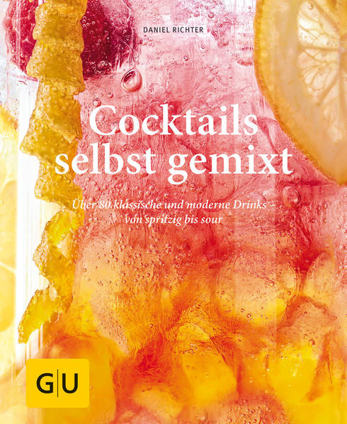 Cocktails selber machen: Bar-Feeling für zu HauseSie lieben gute Drinks? Mehr als Gin & Tonic trauen Sie sich aber noch nicht zu? Oder Sie haben die komplette Barkeeper-Ausstattung bereits zu Hause, es fehlt Ihnen aber an kreativen Mix-Ideen? Vielleicht haben Sie die Klassiker sogar drauf, wollen aber mal etwas Neues ausprobieren? Egal was davon auf Ihren Cocktail-Typ zutrifft, in „Cocktails selbst gemixt“ werden alle fündig - vom Shaker-Neuling bis zum Profi-Drinkmaker. Wir haben uns für Ihr neues Cocktail-Buch in aller Welt auf die Suche gemacht und haben 80 klassische und moderne Cocktail-Rezepte für Sie auf Lager. Shake it, Baby! Cocktails - Rezepte von klassisch bis modern: Ihr Buch auf einen BlickDas erwartet Sie im GU-Buch „Cocktails selbst gemixt“: Service: Die Geschichte des Cocktails, das Barkeeper-Equipment, für jeden Drink das richtige Glas, Eiswürfel-Know-how und wichtiges Zitrusfrucht-Wissen Aperitifs und leichtere Drinks: Appetitanreger mit Gin, mit Prosecco, mit Aperol und mehr Klassiker: Traditionelle Cocktails mit Tequila, mit Cognac, mit Brandy und mehr Moderne Drinks: Angesagte Cocktail-Rezepte mit Cynar, mit Gin, mit Whisky und mehr Highballs: Longdrinks und Durstlöscher mit Wodka, mit Rum, mit Tequila und mehr Cocktails für Feierabend, Dinner und Party: Hier bleibt kein Glas leerSie sind Durstlöscher an einem lauen Sommerabend, sie stimmen auf ein leckeres Abendessen ein oder runden es ab, sie begleiten uns, wenn es was zu feiern gibt: Geschickt gemixt sind Cocktails echte Allround-Talente. Stimmt die Mischung, hebt sich die Stimmung - und das nicht etwa wegen des Alkoholgehalts. Treffen die Aromen von süßem Sirup, herben Zitrusfrüchten und frischen oder pikanten Gewürzen auf eine gut gewählte Sorte Alkohol, entsteht daraus ein wahres Geschmackserlebnis - je nach Mixtur perfekt passend zum jeweiligen Anlass. Überraschen Sie Ihre Gäste mit selbstgemachten Cocktails! Cocktails selber machen in PerfektionDer perfekte Cocktail ist von vorne bis hinten eine Eigenproduktion. Deswegen stellen wir sogar Zuckersirup, Himbeersirup und Co. selbst her. Andere Spezialzutaten wie Orange Bitters und Maraschino-Kirschen sind das i-Tüpfelchen der Drinks - natürlich ebenfalls homemade! Was sich aus all dem so zaubern lässt? Wir nehmen hier und jetzt mit Ihnen zusammen schon mal ein Schlückchen: Party, Party, Party Wenn viele Gäste zusammenkommen, dauern individuell zubereitete Cocktails zu lange? Wir wollen doch niemanden warten lassen - und nicht selbst Drinks-mixend die Party versäumen. Die Lösung: ein Cocktail-Vorrat! „White Boulevardier“, „Pimm’s Punch“ und „Alkoholfreie Sangria“ lassen sich super in größeren Mengen vorbereiten. Wie? Das lesen Sie in „Cocktails selbst gemixt“. Dinner for Drinks Mit leichten Getränken wie dem „Aperol Sour“ oder dem „Bellini“ können sich Ihre Gäste plaudernd die Zeit vertreiben, bis das Essen fertig ist. Dabei regen die Mixturen sanft den Appetit an. Sie wollen nochmal nachschenken? Aber gerne! Allzu viel Alkohol enthalten diese Drinks nämlich nicht. Übrigens finden Sie in „Cocktails selbst gemixt“ auch immer wieder Varianten für Cocktails ohne Alkohol. In kleiner Runde Laden Sie eine Handvoll Gäste zur Cocktailparty ein. Wer möchte einen Klassiker? Bei „Margarita“, „Sidecar“ und „Martini“ weiß man, was man hat. Wer wagt etwas Neues? „Gin Basil Smash“ (mit Basilikum), „Rubicon Cocktail“ (mit Rosmarin) oder „John Lee Hooker“ (mit Bier) überraschen und überzeugen neugierige Cocktail-Fans. Und zu guter Letzt finden sich unter den sogenannten Highballs, einer Form von Longdrinks, noch weitere wahre Schätze. Unser Favorit: „Apfelstrudel“ mit Dreierlei vom Apfel im Glas. Cocktails mit Wodka, mit Rum oder mit Gin: Shaken Sie sich zum Profi-BarkeeperMessbecher, Shaker und Gläser stehen schon bereit? Dann ran an die Rezepte! In „Cocktails selbst gemixt“ haben wir alles Schritt für Schritt erklärt. Lernen Sie durch Anfänger-Tipps und glänzen Sie mit Hintergrundwissen. Viel Spaß beim Mixen!