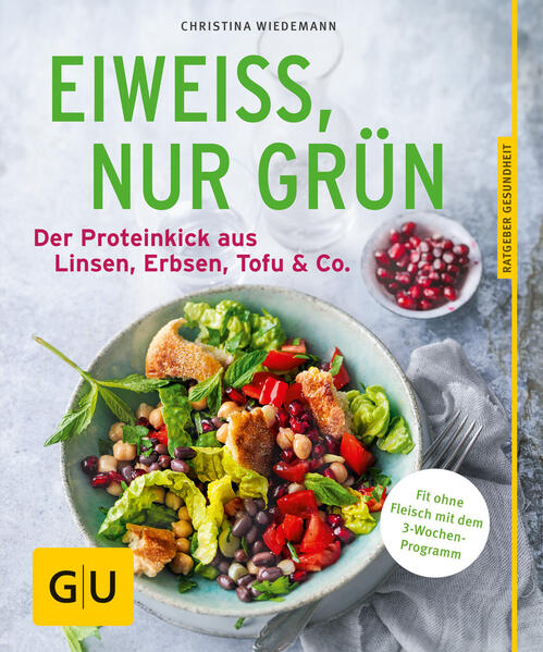 Eiweiß-Rezepte: Pflanzliche Proteine machen fit!Eiweiß ist für unseren Körper ein wichtiger Baustein: Proteine spenden unseren Muskeln Kraft und bringen unseren Stoffwechsel auf Trab. Wer fit, gesund und schlank sein möchte, muss deshalb trotzdem nicht zum Proteinpulver oder zur großen Fleischportion greifen. In „Eiweiß, nur grün“ verraten wir Ihnen köstliche, vegetarische Eiweiß-Rezepte mit Linsen, Erbsen, Tofu & Co., die Ihnen beim Abnehmen und Gesundbleiben helfen. Eiweiß-Rezepte mit pflanzlichen Proteinen: Die grüne KraftPflanzliche Proteine: Ihr Buch auf einen Blick Diese vegetarischen Eiweiß-Rezepte und Informationen über pflanzliche Proteine erwarten Sie im GU-Buch „Eiweiß, nur grün“. Grüne Eiweißkraft nutzen: Welche wichtigen Aufgaben erfüllen Proteine in unserem Körper und in welchen pflanzlichen Lebensmitteln steckt eigentlich besonders viel Eiweiß? Warum sind eiweißreiche Rezepte für Vegetarier, Veganer, Abnehmwillige und Sportler von großer Bedeutung? Die Eiweißstars - Hülsenfrüchte: Soja, Erbsen, Bohnen, Linsen und mehr - wir stellen Ihnen die volle Protein-Power der Hülsenfrüchte vor. Grüne Energie - Getreide & Sprossen: Dinkel, Hafer, Hirse - was haben diese Getreidesorten mit Eiweiß zu tun? Hier erfahren Sie es. Kleine grüne Riesen - Pseudogetreide: Wussten Sie, das die kleinen Körnchen von Amarant und Quinoa echte Eiweißwunder sind? Eiweiß knabbern - Nüsse & Samen: Chiasamen und Leinsamen, Mandeln und Pistazien - mit diesen Snacks müssen Sie beim Naschen kein schlechtes Gewissen haben. Eiweiß-Rezepte zum Nachkochen: Die Grüne-Proteine-KücheKochen Sie sich schlank - und gesund. Mit den Eiweiß-Rezepten aus „Eiweiß, nur grün“ steigern Sie Ihr Wohlbefinden, tun aktiv etwas für Ihre Gesundheit und bringen Ihre Figur in Form. Denn Eiweiß-Rezepte eignen sich zum Abnehmen wunderbar. Grüner Start - Eiweiß-Rezepte fürs Frühstück Beginnen Sie Ihren Tag mit einem gesunden, eiweißreichen Frühstück. Wer es herzhaft mag, kann sich „Süßkartoffel-Hummus mit geröstetem Sesam“ aufs Brot streichen. Die Kichererbsen sorgen hier für den Protein-Kick und die Süßkartoffeln spendieren eine Extraportion B-Vitamine. Oder Sie verwöhnen sich mit gesunden „Brokkoli-Cashew-Crostini mit weißen Bohnen“ - einem nussigen Gruß aus Italien. Sie essen morgens lieber süß? Auch dafür bekommen Sie in „Eiweiß, nur grün“ die passenden Rezepte. Wie wäre es mit einem „Chia-Pudding mit Mango, Ananas und Kokos“ oder mit „Buchweizen-Himbeer-Pancakes“? Grüne Hauptgerichte - vegetarische Eiweiß-Rezepte für mittags und abends Pflanzliche Proteine sind eine tolle Alternative zu eiweißreichem Fleisch. Vegetarische Eiweiß-Rezepte sind abwechslungsreich, machen satt und schmecken herrlich. Sie möchten eine Kostprobe? „Blumenkohl-Linsen-Curry mit Cashewreis“, „Emmer-Risotto mit Möhren“, „Rucola und Manouri“, „Sommerrollen mit scharfem Erdnussdip“, „Zucchini-Tofu-Lasagne“, „Veggie-Burger mit Linsenbratlingen“... Na, wie hören sich diese Eiweiß-Rezepte für Sie an? Eiweißreiche Salate & Snacks zum Mitnehmen Für den kleinen Hunger zwischendurch hält „Eiweiß, nur grün“ natürlich auch die perfekten eiweißreichen Rezepte mit pflanzlichen Proteinen bereit. Das Repertoire reicht vom „Kürbis-Dinkel-Salat mit Edamame“ über „Falafel-Taler mit Harissa-Joghurt-Dip“ bis hin zu „Protein-Energiekugeln mit Spirulina“. Eiweiß-Rezepte zum Abnehmen: Das 3-Wochen-ProgrammSie möchten Ihre Figur straffen? Wie das mit grünen Proteinen und einem effektiven Sportprogramm am besten klappt, verraten wir Ihnen in einem weiteren Kapitel des Buches. Wir haben für Sie ein 3-Wochen-Programm entworfen, das Ihren Muskelaufbau fördert, Ihre Ausdauer verbessert und Ihre Figur formt. Die Kombination aus Yogaübungen und Eiweiß-Rezepten für morgens, mittags und abends bringt Sie schnell und effektiv an Ihr persönliches Ziel.