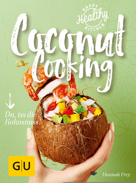 Coco up your life! Diese Kokos-Rezepte bringen Dich zum StrahlenAloha, alle miteinander! Lust auf Sonne, Strand und Meer? In „Coconut Cooking“ nehmen wir Dich mit auf eine Reise in die Karibik und verraten Dir, was Kokos-Rezepte Wunderbares für Haut, Haare und für Deinen Beach-Body tun. Kokos-Rezepte: Dein Buch auf einen BlickDas erwartet Dich im GU-Kochbuch „Coconut Cooking“: Good to know: Wusstest Du, dass die Inhaltsstoffe von Kokosnüssen so wertvoll sind, dass man zum Überleben auf einer einsamen Insel kein anderes Nahrungsmittel bräuchte? Selbst für alle, die nicht gestrandet sind, ist die Kokosnuss ein wahres Wundermittel. Für Aussehen und Fitness ist sie sogar unverzichtbar. In „Coconut Cooking“ erfährst Du, warum sie als After-Workout-Drink perfekt ist, weshalb Kokosmilch vor allem für Veganer ein Must-have ist und wieso sie als Zuckeralternative fiesen Heißhungerattacken den Kampf ansagt. Kokos-Rezepte kochen: Die Kokosnuss ist so vielseitig, dass Du daraus viele coole Kokos-Rezepte machen kannst: Piña-Colada-Pudding mit Chia-Samen, Raw Veggie Salad mit Kokosnussfleisch, Sweet & Spicy Banana-Soup, Flammkuchen mit Kokos-Kürbis-Carpacchio, Meatballs in Kokos-Tomaten-Sauce oder Lachsfilet in Kokoskruste mit Mangochutney zum Beispiel. Zur Strandschönheit werden: Die Kokosnuss macht von innen und von außen schön. Sie hilft Dir dabei, Industriezucker aus Deiner Ernährung zu verbannen und dadurch ein gesünderes Leben mit einem jungen, frischen und schönen Look zu führen. Und sie kann noch mehr: Verpackt in selbst gemachte Naturkosmetik verhilft sie Dir zu einem strahlenden Teint und seidig-glänzendem Haar. Deshalb bekommst Du bei uns auch gleich noch die passenden Rezepte für Body-Scrub, Hair-Conditioner & Co. Happy-Healthy-Kitchen: Warum ist Kokos gesund?Ist die Kokosnuss erst einmal geknackt, lassen sich aus ihren Bestandteilen verschiedene Kokosnuss-Produkte herstellen, die ihre wertvollen Inhaltsstoffe prima auf Deinen Teller transportieren. Natives Kokosöl enthält zum Beispiel sogenannte Polyphenole. Dabei handelt es sich um Antioxidantien, die freie Radikale in unserem Körper bändigen und uns vor Krankheiten schützen. Auch die mittelkettigen gesättigten Fettsäuren, die in Kokosöl stecken, sind sehr gesund. Sportler setzen vor allem auf Kokoswasser. Es dient als isotonisches Getränk nach dem Training, das uns Vitamine und Mineralstoffe liefert. Wer auf seine Figur achtet (und sich vielleicht gerade für den nächsten Urlaub in Bikini-Form bringt), profitiert von Kokosblütenzucker - der den Blutzuckerspiegel nicht so schnell ansteigen lässt - und verwendet zum Backen kohlenhydratarmes, protein- und ballaststoffreiches Kokosmehl. Kokos-Rezepte: Kuchen aus der KaribikKokosnuss im Kuchen ist ein Klassiker. Das mag sein. ABER mit unseren Kokos-Rezepten für Kuchen rechnen Deine Gäste garantiert nicht. Bei unserem healthy Kokos-Limetten-Käsekuchen verwendest Du Kokosöl, Kokosraspel und Kokosblütenzucker fürs Backen. Also wird Dein Kuchen nicht nur ultimativ-lecker, sondern auch noch gesund - Südsee-Feeling inklusive. Oder Du lässt die Kokosnuss einfach mal in Deinen Cookies die Hauptrolle spielen. Wenn sich Gäste ankündigen, solltest Du die Menge dafür am besten direkt verdoppeln. Die sind sonst schneller weg als Du gucken kannst, versprochen! Apropos Gäste: Zur nächsten Party, auf der Du eingeladen bist, bringst Du am besten unsere Kokos-Ananas-Backmischung mit - schön stylish verpackt. Kokosnuss-Smoothie: Gesundheit aus dem MixerKokosmilch eignet sich hervorragend, um Deine Smoothies richtig schön smooth zu machen. Deshalb darf sie hier gerne öfter zum Einsatz kommen. Wer Lust auf einen Kokosnuss-Smothie hat, mixt sich einen Power-Drink mit Heidelbeeren, Banane und Chia-Samen oder eine grüne Variante mit dem trendy Superfood Grünkohl und Matcha-Pulver. Wenn Du ein kreatives Frühstück zum Löffeln brauchst, machst Du Himbeer-Kokos-Smoothie-Bowl daraus. Bist Du bereit für unsere Kokos-Rezepte? Denk immer daran: Life is better at the beach: Also - ein Hoch auf die Kokosnuss.