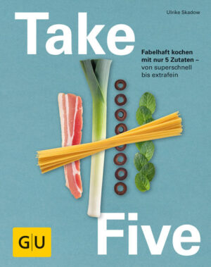 Take five! Diese Rezepte mit wenig Zutaten sind der WahnsinnKochen kann so einfach sein! Statt ellenlanger Einkaufsliste reicht eine Handvoll Zutaten, um echtes Soulfood auf den Teller zu bringen. „Take five“ - so lautet das Motto der bequemen Küche und der Titel des nigelnagelneuen GU-Kochbuchs. Was drin steht? Rezepte, für die Sie nur fünf Zutaten brauchen. Klingt unglaublich, ist aber wahr ... hier kommt der Beweis! 5-Zutaten-Rezepte: Das steckt in Ihrem KochbuchKochanfänger, kleine Gourmets und große Familienversorger finden in „Take five“ ihr passendes Gericht. Das Kochbuch hält diese und viele weitere spannende Rezepte für Sie bereit: 1. Klein und raffiniert: Mediterraner Tomaten-Bohnen-Salat, Algen-Tatar, Ziegenkäse-Crostini, Spinat-Eier-Kuchen, Ceviche 2. Klassisch und herzhaft: Zwiebelsuppe, Kartoffelpuffer, Spaghetti mit Blitzbolognese, Scholle mit Speckkartoffeln, Wiener Schnitzel 3. Vegetarisch und vegan: Currysuppe mit Tempeh, Quinoa-Salat mit Räuchertofu, Tomaten-Tarte, Gemüse-Wok, Grüne Gnocchi mit Roquefort 4. Gäste und Feste: Käse-Soufflé, Graved Lachs, Jakobsmuscheln aus dem Papier, Geschmortes Kaninchen, Gefüllte Ente 5. Süßes und Sündiges: Rhabarber-Crumble, Bratäpfel, Käsekuchen mit Ricotta, Mousse au Chocolat, Chia-Pudding mit Himbeeren Einfache Rezepte mit wenig Zutaten: So sieht raffinierte Ratzfatz-Küche ausDer Hunger ist groß, doch um sich etwas Frisches zu kochen, müssten Sie jetzt in den Supermarkt und die Tüten nach Hause schleppen? Da kann einem die Lust aufs Kochen vergehen. Deshalb haben wir uns einen Weg ausgedacht, wie Sie die Einkaufsliste auf das Nötigste beschränken, Ihre Gerichte aber trotzdem vor Kreativität und Genuss strotzen. Unsere Autorin Ulrike Skadow hat für Sie Rezepte entwickelt, die mit wenigen Lebensmitteln hervorragend funktionieren. Genauer gesagt: mit exakt fünf Zutaten. Zusätzlich benötigen Sie Öl, Salz und Pfeffer oder Zucker - das steht wahrscheinlich ja ohnehin bei Ihnen im Küchenschrank. Einfache Rezepte für jeden TagTäglich etwas Gutes kochen? Kein Problem! Wir stellen Ihnen ein paar Favoriten vor. Diese Rezepte kommen alle mit wenig Zutaten aus. Kartoffelpuffer mit Kompott und Lachs: Die fünf Grundzutaten für dieses Gericht sind Kartoffeln, Äpfel, Eier, Öl und Räucherlachs. Da Sie Kartoffeln und Öl vielleicht bereits zu Hause haben, kaufen Sie bloß noch drei Zutaten ein. Da lässt Sie an der gut besuchten Feierabendkasse im Supermarkt bestimmt jeder gerne vor. Spaghetti mit Blitzbolognese: Kommen in eine Bolognesesauce nicht allerhand Zutaten? Normalerweise schon, aber die unkomplizierte Variante braucht nur Rinderhackfleisch, Frühlingszwiebeln, Dosentomaten, Spaghetti und Parmesan. Schmeckt mindestens genauso gut und ist im Gegensatz zur ausführlichen Variante auch bereits nach kurzer Zeit fertig. Auberginengratin: Sehr einfach geht’s natürlich, wenn der Backofen einen Teil der Arbeit für Sie erledigt. Nicht nur Veggies werden sich deshalb über dieses Gratin freuen. Sie müssen Auberginen, Olivenöl, Parmesan, Tomatenpüree und Mozzarella besorgen. Mehr nicht! Kochen mit Zutaten, die man zu Hause hatVielleicht werden Sie es beim Lesen unserer Rezeptbeispiele gerade bemerkt haben: Wer einen Grundvorrat zu Hause hat, spart beim Einkaufen Zeit und Energie. Knoblauch, Zwiebeln, Dosentomaten, Sojasauce, Nudeln, Reis, Quinoa, Couscous, Eier, Sahne, Butter und Parmesan gehören zu den Basics. Haben Sie diese Lebensmittel auf Lager, bereiten Sie daraus ganze Gerichte zu. Einfache Rezepte für AnfängerBisher haben Sie sich an Rezepte wie Wiener Schnitzel oder Rindsragout gar nicht herangetraut. Jakobsmuscheln, Ente oder Soufflé bestellten Sie bisher ausschließlich im Restaurant? „Take five“ wird das ändern! In dem Kochbuch finden Sie beliebte Klassiker und extrafeine Gerichte, die Sie mit fünf Zutaten pannenfrei nachkochen können. Rezepte mit wenig Zutaten: Backen wird ein KinderspielHeute Lust auf eine Tarte Tatin? Morgen auf Schoko-Törtchen? Und übermorgen auf einen Käsekuchen mit Ricotta? Egal, wofür Ihr Herz im Moment schlägt, Sie können all diese Rezepte mit wenig Zutaten backen. Das Einzige, was Sie nun wirklich noch brauchen, ist das GU-Kochbuch „Take five“. Dann wird ausprobiert, was das Zeug hält und sich im Handumdrehen satt und zufrieden gekocht.