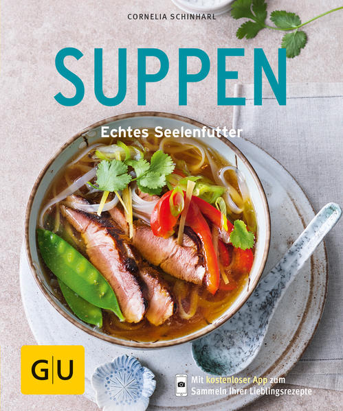 Suppen-Rezepte: Der Küchenratgeber mit dem Soulfood zum LöffelnOb mit Gemüse, Fleisch oder Fisch, ob Sommer oder Winter, ob heimatlicher Klassiker oder exotische Neuentdeckung - Suppen schmecken wunderbar. Ein guter Grund für uns, gleich einen ganzen GU-Küchenratgeber mit köstlichen Suppen-Rezepten zu füllen. Schnelle Suppen-Rezepte einfach nachgemachtEine gute Suppe braucht nicht viel: Man nehme ein paar ausgewählte Zutaten, einen Topf und ein paar Minuten Zeit für die Zubereitung - schon köchelt die Suppe von alleine auf dem Herd vor sich hin. Suppen-Rezepte gelingen fix und sind leicht gemacht. Ob Sie nun eine klare Brühe, eine Gemüsesuppe, eine Suppe mit Fleisch oder Pasta kochen möchten - eines darf natürlich niemals fehlen: das perfekte Suppen-Rezept. Wie praktisch, dass der GU-Küchenratgeber „Suppen“ gleich mehrere köstliche Ideen für Sie bereithält. Sehen Sie selbst: Klare Suppen: Tomatenessenz mit Knusperbrot, Misosuppe mit Tofu, Leberspätzlesuppe und viele weitere Suppen-Rezepte Hauptsache Gemüse: Grüne Suppe mit pochierten Eiern, Kartoffelsuppe mit Lachs, Rote-Bete-Cremesuppe und Weiteres Mit Fisch, Fleisch und Geflügel: Tom Yam Gung, Gulaschsuppe mit Paprika, Lammsuppe mit Gemüse und mehr Mit Pasta, Getreide & Hülsenfrüchte: zum Beispiel Joghurtsuppe mit Mini-Falafel, Indische Linsensuppe, Käsesuppe mit Brotcroûtons Klare Sache - klare Suppe!Eine klare Suppe spendet Energie und verleiht Kräfte. Mehr Power bekommen Gerichte mit der passenden Einlage. Im GU-Küchenratgeber „Suppen“ finden Sie deshalb sowohl die Rezepte für die selbst gemachte Basis von Gemüse-, Hühner- oder Fleischbrühe als auch Ideen für die Einlagen - vom Eierstich über die Polentaklößchen bis zu den Kräuterflädle. Außerdem gibt’s im Buch ein ganzes Kapitel voll mit klaren Suppen. Kostprobe gefällig? Wie wäre es mit einer „Ochsenschwanzsuppe“ oder einer „Speckknödelsuppe“? Die wecken den Tiger und schmeicheln dem Gemüt. Gemüsesuppen-Rezepte: Es grünt so Grün„Hauptsache Gemüse“ - so haben wir im neuen Küchenratgeber „Suppen“ das Kapitel über Gemüsesuppen getauft. Und dieses Kapitel hat sich das Gemüse wirklich mehr als verdient. Schließlich gibt es allerhand Zutaten, aus denen sich gesunde Suppen zaubern lassen. Mal landet Blattgemüse wie Spinat, Mangold oder Grünkohl in der Schüssel, mal vollreife Tomaten oder aromatischer Spargel. Suppen-Rezepte: Winter? Na und!Mit der richtigen Suppe in der Schüssel wird sich der Winter ruckzuck warm gelöffelt. Suppen sind das ideale Seelenfutter für die kalte Jahreszeit. Wenn es draußen regnet, schneit und stürmt, schmeckt unsere „Maronensuppe mit Äpfeln und Nüssen“ sogar besonders gut. Da kann das schlechte Wetter noch so wild toben, die gute Laune im wohlig-warmen Wohnzimmer kann das mit dieser Suppe im Topf nicht verderben. Ebenfalls wärmend: die „Französische Zwiebelsuppe“ oder eine „Polenta-Gorgonzola-Suppe mit Pilzen“. Suppen-Rezepte für den Sommer - erfrischend andersSuppen können nicht nur aufwärmen, sondern uns genauso gut abkühlen. Wenn die Temperaturen in der heißen Jahreszeit nach oben klettern, soll es etwas Leichtes sein. Den Frische-Kick bescheren „Kalte Avocadosuppe“, „Gekühlte Zucchinisuppe“ oder „Gazpacho“ - unkompliziert zubereitet. Internationale Suppen-Rezepte - einmal um die WeltUnsere heimischen Suppen haben wir schon als Kinder lieben gelernt. Zeit, in die Ferne zu schweifen! Rund um den Globus gibt es für uns nun viele spannende Suppen zu entdecken. Mediterran kochen Sie mit der „Italienischen Gemüse-Brot-Suppe“ oder der „Minestrone mit Thymianbröseln“. Einen Ausflug ins exotische Thailand unternehmen Sie mit „Tom Yam Gung“. Amerikanisch wird es mit „Clam Chowder“ und indisch mit „Mulligatawny“. Da bleiben keine Wünsche mehr offen!