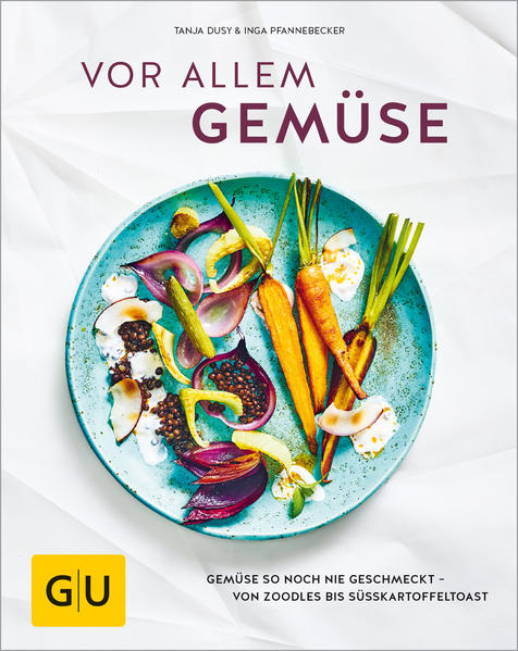 Alle Achtung, für dieses Kochbuch wirft sich Gemüse richtig in Schale! So kreativ und überraschend anders haben Sie Tomaten, Süßkartoffeln und Co. noch nie gesehen - wetten? Für trendy Rezepte wie Schwein-gehabt-Pulled-Pork-Sandwich mit Möhren, Kohlrabi-Fritten oder Mousse au Avocado wird geraspelt, gehobelt und der Spiralschneider geschwungen, um Gemüse zum Star auf dem Teller zu machen. Daraus ergeben sich noch nie gesehene und noch nie geschmeckte Texturen, Aromen und Kombinationen. Genauso wie neue Interpretationen bekannter Gerichte: Portobello-Pilze ersetzen Burger-Brötchen, Salatblätter werden zu Tortillafladen und Blumenkohl zu Sushireis. Neben kunterbunten Lunch-Salaten wie dem Grünkohl-Bete-Salat mit Halloumi und Kichererbsen gibt es absolute Hingucker wie die pinkfarbene Kohlsuppe oder die knallgelben Kurkuma-Nudeln. Mit der jungen, frischen, yummy Küche, die fast schon unverschämt lecker schmeckt, fällt uns das Gebot der Stunde „Esst mehr Gemüse!“ alles andere als schwer.