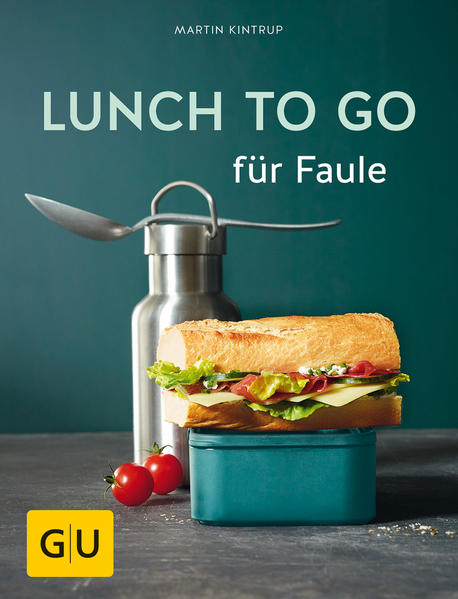 Die Mittagspause entspannt genießen, etwas Superfrisches essen, relaxt wieder an den Schreibtisch zurück und sich das Warten in der Kantinenschlange sparen - wer faul luncht, luncht smart! Mit „Lunch to go für Faule“ wird die kurze Pause zum gesunden Snackvergnügen. Ob trendy Bagels oder Wraps, Health Food à la Salad Bowls, Suppen, Quiches, Aufläufe für die Mikrowelle oder lockerleichte Sweeties im Glas: alle Lunchrezepte lassen sich wie von Zauberhand schnell vorbereiten, nach Jahreszeit variieren und dank der vielen Tipps im Buch so easy verpacken wie sicher transportieren. Die Rezepte sind so vielseitig und von Frühling bis Winter ein Genuss, denn vom sommerlichen Salat bis zum wärmenden Eintopf ist alles dabei. Zuhause vorbereitet und in der Büroküche blitzschnell erwärmt, sorgen Süßkartoffel-Zitrus-Suppe, Putencouscous mit Mojo-Joghurt, Quinoa-Bowl, Lauchlasagne, Mikrowellenkuchen oder Caprese mit Pfirsich dafür, dass die Leistungskurve auch am Nachmittag steil nach oben zeigt.