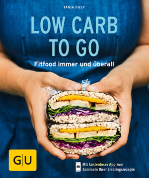 Low-Carb-Kochbuch: Schnelle & schlanke Rezepte zum Mitnehmen - ohne Kohlenhydraten Wer abnehmen oder schlank bleiben will, braucht diesen coolen GU-KüchenRatgeber. Es ist das Low-Carb-Kochbuch fürs Büro und für unterwegs - mit Rezepten, die sich leicht vorbereiten und bequem mitnehmen lassen. Vorbei sind die Zeiten, in denen Sie sich in der Kantine oder beim Bäcker Hilfe suchend nach einer diättauglichen Lösung umschauen mussten. Hier gibt’s die kohlenhydratreduzierte Brotzeit to go, grandiose Gerichte für auf die Hand und in die Lunchbox, kaltes und warmes Mittagessen aus dem Glas, Low-Carb-Smoothies und kleine Knabbereien für die Schreibtischschublade. Dank praktischer Verpackungstipps können die Unterwegs-Gerichte überallhin mitgenommen werden - ins Office, zum Picknick, in den Biergarten oder auf die Fahrradtour. Mit diesem Low-Carb-Kochbuch tappen Sie nie wieder in die Kohlenhydratfalle! Low Carb to go - eine grandiose Erfindung Die Kohlenhydrate vom Speiseplan zu streichen, ist eine genial-einfache Idee, um überflüssige Pfunde loszuwerden. Ohne komplizierte Diätpläne geht es den Kilos durch den bloßen Verzicht von Süßigkeiten, Nudeln, Kartoffeln oder Reis an den Kragen. Mit dem GU-KüchenRatgeber „Low Carb to go“ wird dieses kluge Konzept jetzt auch alltagstauglich - clever verpackte, ausgewogene Low-Carb-Rezepte sind nun immer dabei. Sie lassen sich gut zu Hause vorbereiten und können dann im Büro, im Betrieb oder in der Uni gegessen werden. Low-Carb-Mittagessen: schnell und ohne kochen Low-Carb-Lunch war bisher eine echte Herausforderung: Wer keine gute Alternative griffbereit hatte, stillte den großen Mittagshunger meist mit Weißmehlbrötchen vom Bäcker, zuckerhaltigen Müsliriegeln aus dem Supermarkt oder der Portion Spaghetti aus der Kantine. Doch das Problem an diesem Essverhalten: Spätestens am Nachmittag wird man müde und es überfällt einen eine fiese Heißhungerattacke mit unbändiger Lust nach Süßem. Ein dickmachender Teufelskreis, dem Sie entgehen können, wenn Sie auf Low Carb to go setzen. Mit diesem Low-Carb-Kochbuch werden Sie auf gesunde Weise satt, fit und zufrieden. Hier kommen schon einmal ein paar Low-Carb-Rezeptbeispiele aus dem KüchenRatgeber: Low-Carb-Brot: Für alle, die nicht auf das Pausenbrot verzichten wollen, ist selbst gemachtes Low-Carb-Brot eine tolle Alternative. Mit reichlich gesunden Belägen und Aufstrichen macht es satt und versorgt den Körper mit wichtigen Nährstoffen. Dazu passen zum Beispiel Hähnchenbrust und Salat oder Thunfisch-Creme. Und das Beste: Es lässt sich prima auf Vorrat zubereiten. Wer sich für den Weg zur Arbeit lieber etwas mitnehmen will, kann unterwegs aber auch einen Low-Carb-Smoothie schlürfen. Wolken-Burger: Dieser Burger kommt ganz ohne Kohlenhydrat-strotzendes Brötchen aus. Die locker-leichte Alternative trägt den charmanten Namen „Oopsies“ und wird nur aus Eiern, Doppelrahm-Frischkäse, Backpulver und Salz gemacht. Zoodles mit Avocadopesto und Ofentomaten: Statt klassischer Nudeln wird sich hier mit Zucchini schlank gegessen. Pesto und Tomaten dazu vorbereitet in Schraubgläser füllen und in der Pause nur noch alles miteinander vermischen - schon ist das Low-Carb-Mittagessen fertig! Express-Pho-Bo im Glas: In Vietnam hat diese Suppe eine lange Tradition. Hierzulande erlebt sie gerade einen regelrechten Hype, weil entdeckt wurde, dass wahnsinnige Superkräfte in der würzigen Brühe schlummern. Hitverdächtig ist auch, dass sich die Asia-Suppe in einem Glas als „Low Carb Lunch to go“ perfekt mitnehmen lässt. Snacks zum Mitnehmen: Low-Carb-Rezepte für unterwegs Ohne Teller, Gabel oder Messer - Low-Carb-Snacks zum Mitnehmen wandern problemlos von der Hand in den Mund. Ob sie nun als Stärkung während einer Fahrradtour dienen oder zur Not vorm Computer gegessen werden: „Grünkohlwraps“, „Sushi-Sandwiches“, „Mini-Quiches“ oder „Zucchini-Röllchen“ sind schnell verputzt. Und für den Energieschub zwischendurch können Sie selbst gemachte „Müsli-Nuss-Riegel“ oder „Rosmarin-Cracker“ als Power-Booster in der Schreibtischschublade horten. Low Carb zum Mitnehmen: Kleine Transporthilfen für den Arbeitsweg Wie Sie diese köstlichen Low-Carb-Rezepte unfallfrei ins Büro bekommen? In Thermoskanne, Schraubglas und Lunchbox. Wie genau das funktioniert, erfahren Sie im Low-Carb-Kochbuch „Low Carb to go“. Eines versprechen wir Ihnen aber jetzt: Die trendigen Transporthilfen machen schon beim Anblick Lust auf eine gesunde Mittagspause. Alle Low-Carb-Rezepte finden Sie im GU-KüchenRatgeber „Low Carb to go“ - Schritt für Schritt zum Nachmachen erklärt!