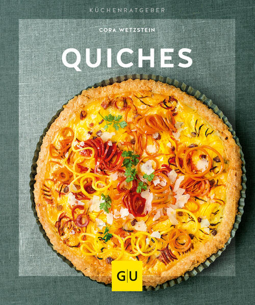 Der französische Klassiker: Quiches von Cora Wetzstein Ein Ratgeber für alle Fans des herzhaften Trendkuchens aus Frankreich - egal, ob Profi oder Anfänger im Quichebacken. Hier erhalten Sie einen leichten Einstieg ins Thema und verlockende Rezeptideen. Ein einfaches Prinzip, das die Möglichkeit zu vielfältigem Genuss eröffnet: Wie Sie mit den drei Grundbestandteilen Teig, Belag und Guss spielen und immer neue Kreationen entstehen. Inklusive Infos über benötigte Backutensilien, geniale Zutaten-Kombinationen von mediterran bis hin zu asiatisch sowie Schritt-für-Schritt-Anleitung für die Vor- und Zubereitung. Sie sind in aller Munde: Quiches, die herzhaften Kuchen. Dass sie so viel mehr sind als nur Teig mit Belag, zeigt GU in seinem Küchenratgeber Quiches. So simpel das Grundprinzip auch ist - Teig, Belag, Guss -, so vielfältig sind die Rezeptideen der Autorin Cora Wetzstein. Vom Klassiker Quiche Lorraine bis zu Dattel-Speck-Tartelettes finden sich hier herzhafte Köstlichkeiten für jeden Geschmack und in jeder Größe. Mit dem GU-Clou - überraschenden Rezept-Ahas, die es sonst nirgends gibt. Fabelhafte Vielfalt in einer Quiche-FormTauchen Sie ein in die Welt der pikanten Kuchen: Neben Infos zum Backen und zur passenden Form gibt es auf Ausklappseiten Schritt-für-Schritt-Anleitungen für die Teigherstellung und den perfekten Guss. Und dann heißt es auch schon: an den Backofen, fertig, los! Lassen Sie sich verführen von Rezepten für jeden Tag, wie etwa der Moussaka-Quiche oder der Gemüsespaghetti-Tarte Carbonara. Staunen Sie über Quiches de luxe, wie die Endivien-Gorgonzola-Quiche mit Nussknusper, und sorgen Sie beim nächsten Brunch für echte Wow-Momente mit den Quiches im Miniformat, wie den Paprika-Garnelen-Küchlein oder Linsen-Quiches mit Debreziner.