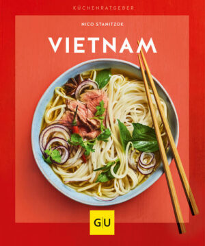 Der GU Küchenratgeber Vietnam - einfach lecker essen!Dieses Buch ist für Sie geeignet, wenn Sie ein Fan der vietnamesischen Küche sind und selbst gern authentische Originalrezepte nachkochen wollen. einen leichten Einstieg in das Thema vietnamesische Küche suchen und in kürzester Zeit lernen wollen, wie Sie für sich selbst und ihre Freunde schmackhafte asiatische Gerichte zubereiten können. auf der Suche nach neuen kulinarischen Erfahrungen sind. Vietnam - eine Küche, in der garantiert keine Langeweile aufkommt! Der GU Küchenratgeber Vietnam bietet viele aufregende und abwechslungsreiche Gerichte von angenehm leicht, herrlich aromatisch oder schön bunt bis knackig frisch. Egal ob rollen, kochen, braten oder frittieren - dieses Kochbuch zeigt Ihnen schnell und einfach, wie es geht. Sie brauchen also nicht mehr weit zu reisen, um die vietnamesische Küche live zu erleben und zu schmecken. Die Rezepte in diesem Buch sind besonders alltagstauglich und so einfach wie noch nie. Der GU Küchenratgeber bietet die besten Originalrezepte, die unkompliziert, aber trotzdem raffiniert sind. Sie müssen kein Meisterkoch sein, um die Rezepte der authentischen, asiatischen Küche nachzukochen. Mithilfe des GU Küchenratgebers Vietnam sind die Rezepte Südostasiens für Sie in kürzester Zeit machbar. Sorgen Sie für die Extraportion Urlaubsfeeling in den eigenen vier Wänden und kochen Sie sich nach Vietnam! Die vietnamesische Küche zu Hause erlebenDas Buch ist in vier Kapitel aufgeteilt. Die Kapitel informieren Sie darüber, wie Suppen und Snacks, Fleisch- und Geflügelgerichte, Fisch und Meeresfrüchte sowie Gemüse und Tofu in der traditionellen vietnamesischen Küche zubereitet werden. Sie lernen wie sich zum Beispiel Reis-Vermicelli mit Rind, Pangasius in Karamellsauce oder vegetarische Sommerrollen mit Chillidip zubereiten lassen. Und der GU-Clou bietet bei ausgewählten Rezepten zusätzlich verblüffende Tipps und Tricks mit Aha-Effekt. Dank der ausklappbaren Schritt-für-Schritt-Anleitungen erfahren Sie alles Wichtige zum Rührbraten im Wok und der Zubereitung von perfektem Reis und haben die Inhalte bei den Rezepten immer im Blick. Zusätzlich bietet der Ratgeber Tipps zu vietnamesischen Lebensmitteln, den wichtigsten Kochutensilien und den besten Geschmackskombis für das perfekte Vietnam-Aroma. Der Autor Nico Stanitzok ist diätetisch geschulter Koch. Er lebt und arbeitet in seiner Wahlheimat Thailand. Für ihn ist die Küche Südostasiens ein Paradies aus leichten, abwechslungsreichen Gerichten, die sich schnell und unkompliziert zubereiten lassen. Für den GU Küchenratgeber Vietnam hat er authentische Gerichte entwickelt, die Sie zu Hause einfach nachkochen können und die den Geschmack Südostasiens in Ihre Küche bringen.