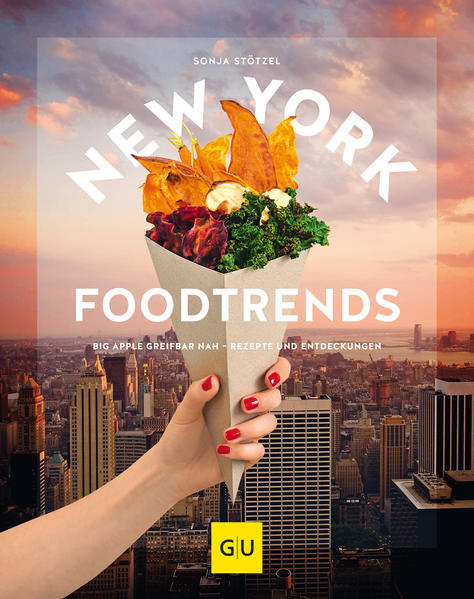 Entdecken Sie New York am eigenen Herd Folgen Sie der prämierten Food-Bloggerin Madame Cuisine in bekannte und unbekannte Viertel New Yorks Entdecken Sie spannende Lokale und echte Geheimtipps Kochen und genießen Sie auch zuhause wahre New Yorker Lieblingsrezepte New York City - Traumstadt, sich ständig wandelnde Metropole und Food-Mekka. Sonja Stötzel, alias Madame Cuisine, hat sich für Sie auf die Suche nach der echten New Yorker Küche gemacht. Und die ist so vielfältig wie die Stadt selbst: süß und heftig mit Chocolate Banana French Toast und Salted Peanut Butter Cookies, gesund und trendy mit Quinoa-Mango-Salat und Dinkel-Risotto, klassisch und deftig mit Southern Fried Chicken und Getrüffelten Mac’n Cheese. Reiseführer und Kochbuch in einemSpannende Reportagen von angesagten Restaurants und Cafés laden Sie zu kulinarischen Streifzügen in auch unbekanntere Ecken New Yorks ein. Besuchen Sie mit uns Midtown, Greenpoint, Park Slope, Dumbo, Bedford-Stuyvesant, Williamsburg, Greenwich Village, East Village und Bushwick. Stimmungsvolle, großformatige Fotostrecken runden das Buch ab und machen es zur perfekten Geschenkidee für jeden New York Liebhaber.