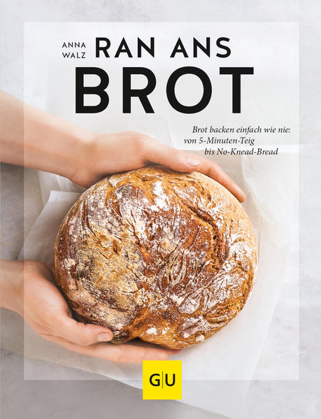 Brot backen leicht gemacht mit dem Buch Ran ans Brot!Wir alle müssen jetzt mehr Zeit zu Hause verbringen. Das ist doch genau die richtige Zeit, um endlich mal sein eigenes Brot zu backen! Das dient nicht nur der Vorratshaltung, sondern macht auch Spaß und schmeckt unvergleichlich gut. Sie werden dieses Buch mögen, wenn: das Brotbacken Sie schon immer interessiert hat - aber es sollte so einfach wie möglich gehen! Sie ohne vorheriges Wissen ein gutes Brot zaubern möchten, dessen Zutaten Sie schnell im Supermarkt besorgen können. Brot backen ist kompliziert? Weit gefehlt! Das Buch Ran ans Brot! zeigt, wie man mit einfachen Zutaten aus dem nächsten Supermarkt Weißbrot, Zupfbrote, Körnerbrot & Co. ganz leicht selber backen kann. Ran ans Brot! ist ein Buch, das in verständlicher Weise erklärt, wie leckere Brote perfekt gelingen. Perfekt für Anfänger! Inhalte und Rezepte in Ran ans Brot!Wie das geht, zeigt Autorin Anna Walz in 5 Kapiteln - eines einfacher als das andere! „Brote ohne Kneten“: das sind innovative Brotrezepte, die aufwändiges Teigkneten überflüssig machen. Das zweite Kapitel steckt voller Ideen für „5-Minuten-Teige“ - die werden schnell mit dem Löffel gerührt und wandern dann ohne Gehenlassen direkt in den Backofen. Das dritte Kapital mit dem Titel „Alles kann rein: Nimm, was du hast!“ macht klar: Ganz ohne komplexen Einkauf, spezielle Mehlsorten oder superteure Körnchen gelingt Brot mit dem, was der Vorratsschrank hergibt. Dass „ganz easy“ nicht „einfallslos“ bedeutet, zeigt Kapitel 4: Diese Rezepte sind super-raffiniert - aber ganz simpel zuzubereiten. Und Käse-Trauben-Brot oder Laugen-Muffinbrötchen machen echt was her! Und wer nicht einmal Zeit und Lust zum Teigkneten hat, findet in Kapitel 5 tolle Rezepte, um Fertigteig ganz einfach in Schokoschnecken, Brotstrudelstreifen oder Zupfbrot zu verwandeln. Tipps und TricksSchon mal Brot in der Tüte geknetet? Mit nur ein paar Messerschnitten einen Brotlaib in ein kleines Kunstwerk verwandelt? Oder mithilfe von Leitungswasser altes Brot wieder knackfrisch gezaubert? Anna Walz kennt diese und viele andere Tricks und Kniffe - und zeigt uns in Ran ans Brot, wie auch wir noch mehr Erfolg und Spaß beim Brotbacken haben können. Also: Nichts wie den Ofen angeheizt und losgeknetet!