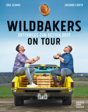 Die Wildbakers gehen auf Tour. Nach dem Erfolg von Wildbakers "Von zweien, die auszogen, das perfekte Brot zu backen" legen Johannes Hirth und Jörg Schmid nach und machen sich auf, zu den besten regionalen Back-Spezialitäten in Deutschland und Nachbarn. Dabei stellen sie neben den von uns allen geliebten Klassikern wie Bauernbrot, Pumpernickel, Baguette und Schüttelbrot auch immer ihre eigene Variante desselben vor: Aber Vorsicht! Wer mit den Wildbakers beispielsweise in Bayern unterwegs ist, bekommt nicht einfach eine Brezel, sondern darf sich auf Weißbierbrot oder Craft Beer Buns gefasst machen. Wer ihnen nach Italien zum Ciabatta folgt, findet auch Wildbaker-Varianten für Chinaböller, Panettone oder Vinschgauer.  Und aus Bingen kommt die "Wilde Hilde" und aus Bautzen der "Bazi to Go".Unterwegs zwischen Nordsee-Deich und Adria-Küste sind sie dabei mit ihrem gelben Wildbakers-Mobil, einem geliebten alten Muscle Car. Und falls das mal liegen bleibt, setzen die Wildbakers auf baking unplugged, fachen ein Feuer am Wegesrand an und backen auch mal ohne Herd. 