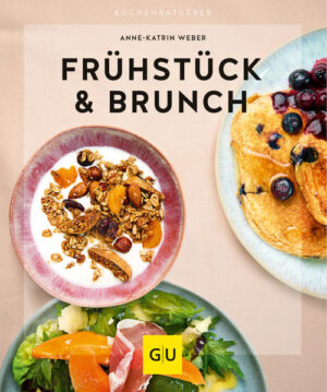 Frühstück & Brunch: Gut gelaunt in den TagEndlich Zeit für gemeinsames Frühstücken, besser kann der Tag gar nicht beginnen! Die Rezepte des GU-KüchenRatgebers Frühstück & Brunch lassen die erste Mahlzeit zur schönsten des Tages werden. Für Große und Kleine, auch die Kinder freuen sich auf Neues und Überraschungen auf dem Frühstückstisch. Unkomplizierte Müslis und Smoothies, raffinierte Brote und Aufstriche, herzhafte Muffins und süße Kuchen: die vielseitigen Vorschläge machen einfach gute Laune. Step-by-Step-Anleitungen, tolle Fotos und Tipps für den besten Kaffee und Tee steigern die Vorfreude auf einen gelungenen Vormittag.Von A wie Ahornsirup bis Z wie ZupfbrotWas gibt es Schöneres, als gemeinsam mit der Familie und Freunden am Frühstückstisch zu sitzen und das Leben zu genießen? Mit den Rezepten von Anne-Katrin Weber werden Frühstück & Brunch zu einem kleinen Fest. Aufteilung der Kapitel: „Bowl & Becher“, „Brot & Belag“, “Ofen & Pfanne“, „Salat & Suppe“ Infos zu praktischen Küchenhelfern und Süßungsmitteln „Tipps für Spontane - ein Brunchbuffet ist schnell organisiert.“ Nützliche Hinweise mit dem GU-Clou 