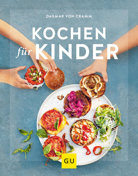 Was Kinder gerne essenMmmh…so lecker. Kids in jedem Alter glücklich zu machen, ist eine Herausforderung. Umso mehr, wenn die Schulen geschlossen und die Eltern im Homeoffice mit den Kindern sind und Mama und Papa jeden Tag selbst kochen. 200 Yummy-Rezepte versammelt die bekannte Kinderernährungs-Expertin Dagmar von Cramm im GU Ratgeber Kochen für Kinder. Das komplett überarbeitete Standardwerk für die gesunde, leichte Familien-Küche. Besser kochen für Kinder ab dem 1. LebensjahrOne-Pot-Pasta, Knabber-Wrap oder Lieblingswaffeln. Die abwechslungreichen und unkomplizierten Gerichte schmecken der ganzen Familie. Sie sind ausgewogen und lassen sich schnell zubereiten. Das Kochbuch liefert außerdem aktuelles Wissen rund um Wochenplanung, Unverträglichkeiten, hilfreiche Mengentabellen und praktische Tipps, wenn die Kinder mal krank sind. Plus: leckeres Fit-Food für Groß und Klein. So spielend leicht kann Kochen für Kinder sein. Inhalt: „Besser essen mit Kindern “, „Frühstück & Brotzeit“, „Essen für Mutter & Kind“, „Rezepte für 4: Familienessen“, „Feste feiern“, „Erkältung, Fieber, Krank!“ Praktische Tipps & Basics für den Alltag Mengenlehre-Tabelle: Fette/Öle, Zucker, Fleisch/Wurst Wochenplan für die Familie, Tipps zu Prep cooking & Grundvorrat