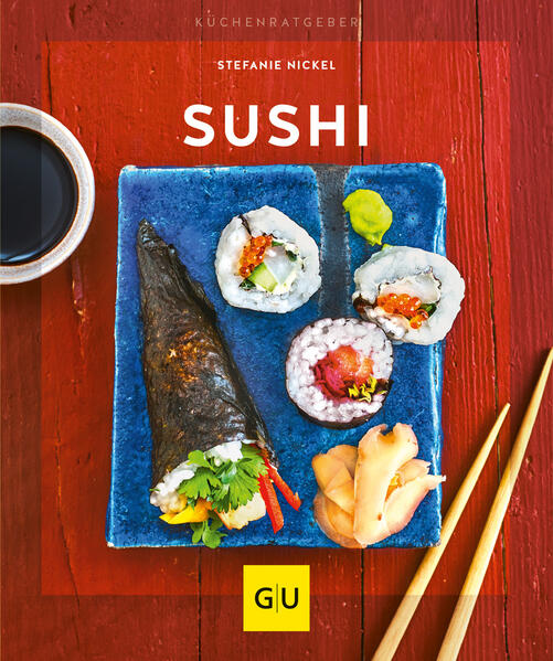 SushiGefüllt, gerollt, gewickelt - willkommen in Sushi-Heaven! Endlich selbst Sushi rollen! Sie wollten schon immer mal Sushi selbst machen, haben sich aber nicht an Bambusmatte, Sushireis und Stäbchen getraut? Dann wird dieser KüchenRatgeber Ihnen neue Welten eröffnen. Denn in ganz einfachen und für jeden nachvollziehbaren Steps zeigt die Autorin Stefanie Nickel, wie simpel es ist, Sushi zuzubereiten. Und keine Sorge, dafür braucht man kein ausgefallenes neues Küchenwerkzeug, lediglich ein bisschen Fingerspitzengefühl. Die Rezepte - klassisch, ausgefallen und freestyle Nach dem Einkauf im Asialaden kann es losgehen. Doch die Qual der Wahl fällt schwer, welches Rezept Sie als erstes zubereiten wollen. Vielleicht helfen die Kategorien: Klassische gerollt: Wer traditionelles Sushi, wie z.B. Maki und Inside-Out-Rollen mag, wird hier fündig. Ob in der Kombi mit Fisch oder vegetarisch mit Tofu - die kleinen Röllchen überzeugen. Einfach geformt: Schnell und wenig aufwendig sind die Nigiri, die z.B. mit Räucherlachs oder mit Rettich und Apfel serviert werden. Auch die Gunkan lassen sich so herstellen - kleine Sushitaschen mit allerlei Gemüse und Fisch. Freestyle Sushi: Keine Geduld oder Lust mal was Neues auszuprobieren? Dann ist dieses Kapitel, z.B. mit Kürbis-Temaki, Sushi-Burger und Sushi-Burritos genau das Richtige für Sie. Kreativ, kreativer, Sushi Die kleinen Rollen sehen sehr hübsch aus und eigenen sich nicht nur deshalb besonders für Gäste. Sushi lässt sich nämlich auch hervorragend vorbereiten und kühl halten. Es kann mit verschiedenen Dressings und Soßen serviert werden und überzeugt Veganer, Vegetarier und Allesesser. So finden Sie unter anderem vegane Zuckerschoten-Maki, vegetarisches Gemüse-Chirasi mit Tofu und Gunkan mit Lachstatar für Fischliebhaber. Freuen Sie sich außerdem auf eine große Auswahl an Rezepten, die mit Gemüse zubereitet sind. Zum Beispiel: Kabeljau-Nigiri mit Rettich Kürbis-Uramaki Pilz-Avocado-Maki Spargel-Tofu-Uramaki Ein bisschen Theorie, aber ganz viel Praxis Sie werden bei der Zubereitung nicht allein gelassen. Wie in den GU KüchenRatgebern üblich, gibt es nutzwertige Anleitungen. Stefanie Nickel zeigt, wie man Sushi-Reis richtig zubereitet, welche Küchenhelfer Sie brauchen, wie das Prinzip Sushi funktioniert und wie man die ersten Maki-Sushi rollt. Auch die typisch japanischen Sushi-Zutaten und perfekte Kombinationen finden Platz in dem hochwertig fotografierten Kochbuch.