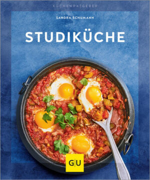 Studentenküche Schnell, einfach, günstig - Studentenküche die schmeckt und begeistert TK-Pizza und 5-Minuten-Terrine gehören mit diesem KüchenRatgeber der Vergangenheit an, denn jetzt ist Kochen in Studienzeiten so leicht wie nie. Ganz egal ob für Sie alleine, zusammen mit den WG-Mitbewohnern oder für die besten Freunde, die Rezepte aus dem Kochbuch schmecken und gelingen garantiert. Rezeptautorin Sandra Schumann erinnert sich noch gut an die Zeiten, als man frisch von zuhause ausgezogen vor allem Tiefkühlkost serviert hat. Deshalb weiß sie jetzt genau, was junge Menschen wollen: Einfache und günstige Rezepte die gelingen. Zum Frühstück viel Power und der Tag ist gerettet Wer jetzt an die Uni muss, braucht Kraft und sollte dringend die köstlichen Frühstücksrezepte ausprobieren. Da locken nicht nur Porridge und Milchreis sondern auch gesunde Bowls. Immer mit dabei: frisches Obst, feine Gewürze und der gewisse Pfiff. Freuen Sie sich auf: Ei im Brötchen - auch als Katerfrühstück geeignet Herzhaftes French Toast - ganz was Neues! Ausgefallene Brotaufstriche - die auch im Kühlschrank überdauern Chai-Porridge mit karamellisierten Früchten - wenn man sich was Gutes tun will Never Lunch alone Gemeinsam mit Kommilitoninnen schmeckt es doch am besten. Zum Beispiel, wenn alles aus einem Topf stammt und man nicht viel Zeit mit Abwasch verbringen muss. Frisches Gemüse hält die Gehirnzellen wach, die richtigen Kohlenhydrate geben Energie für den Rest des Tages. Da lüftet man den Deckel und findet: Shakshuka mit Paprika und Ei - köstlich und mit wenig Aufwand Selbstgemachter Kumpir mir Tsatsiki und Rotkraut - für Gäste 4 schnelle Pestos - wenn der Hunger zu stark ist Reissalat mit Mango und Limette - wenn man draußen essen will Essen mit Freunden - aber lecker! Was wäre ein Kochbuch ohne Gerichte, die am besten in Gesellschaft genossen werden? Hier überzeugen vegetarische, vegane und fleischhaltige Mahlzeiten gleichermaßen, ganz egal ob lauer Sommerabend oder gemütliche Winternachmittage. Wer bringt was mit? Nudelsalat mit Kichererbsen und Ziegenkäse für das Grillen auf dem Balkon Asiatisches Tomaten-Kokos-Curry für Reisefans Hähnchen-Tacos mit Salsa, wenn es feurig werden soll Karamell-Popcorn für den süßen Abschluss Wenig Aufwand und wenig Abwasch Studentenküche bedeutet auch, dass man kein besonderes Equipment braucht, die goldene Kreditkarte zuhause bleiben kann und der Abwasch wie von selbst in der Spülmaschine passiert. Die Reste werden am nächsten Tag als Meal Prep in der Aula gegessen und ansonsten hilft Sandra Schumann schon in der Einleitung dabei, Portionen richtig einschätzen zu lernen.