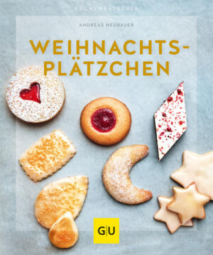 WeihnachtsplätzchenKein Weihnachten ohne feines Gebäck - hier kommen neue Plätzchenrezepte! Ob rund um den Adventskranz, bei einer Glühweinwanderung oder dick eingepackt vor dem Kamin - für feine Weihnachtsstimmung dürfen köstliche Plätzchen nicht fehlen. Und weil man nicht immer die gleichen backen will, darf es öfter mal ein neues Backbuch für Christmascookies sein. Andreas Neubauer hat ein Werk geschaffen, das nicht nur eine neue Interpretation verschiedener Klassiker bietet, sondern auch mit verführerischen Neukreationen und wahren Augenweiden überzeugt. Backe, backe Plätzchen Mit 36 neuen Rezepten für Kipferl, Cookies, Taler, Lebkuchen und Makronen liefert das Rezeptebuch bestimmt auch Ihnen neue Inspiration für die Plätzchendose, die passend Anfang November aus dem Keller geholt werden darf. Dann geht es los mit: Traditionellen Ausstecherle, zum Beispiel in Form von Spitzbuben und Zimtschnecken, aber auch klassischen Lebkuchen, die mit der Zeit immer mehr an Geschmack gewinnen Keksen, die ganz neu daher kommen und Sie in Form von Glühwein-Macarons und Macadamianuss-Blüten überzeugen Betörend schönen Eiskristallen, Tannenbaum-Küchlein und Päckchen-Petit-Fours aus Meisterhand Von einfach zu meisterlich Keine Sorge, die meisten Plätzchen lassen sich mit haushaltsüblichen Utensilien ganz einfach backen. Und für alle, die sich etwas mehr Herausforderung wünschen, erklärt der Autor im Buch ganz genau, welche Backutensilien Sie unbedingt zuhause haben sollten. Ebenso überzeugen die Step-Rezeptbilder davon, wie leicht man Mürbeteig und Schokodekor herstellen kann. Und in Nullkommanichts werden ihre Freunde und Gäste Augen machen, welche prachtvollen Weihnachtsplätzchen Sie Ihnen präsentieren.