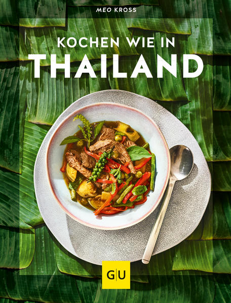 Kochen wie in Thailand: Hier schmeckt’s originalThailand-Fans aufgepasst - mit dem Kochbuch endlich original thailändisch kochen! Die scharfen Currypasten, der würzige Koriander und das aromatisch Zitronengras sind aus den landestypischen Gerichten nicht wegzudenken, die man in Thailands Garküchen und Restaurants genießen darf. Oft fehlt dieses Gefühl des Streetfood-Genusses in den Thai-Restaurants in Deutschland. Mit dem neuen Kochbuch von Meo Kross kann man jetzt in seiner eigenen Küche ganz authentisch thailändisch kochen - und das sogar als Einsteiger. Authentisch kochen wie in Thailand Die Autorin präsentiert Originalrezepte aus ihrem Heimatland und zeigt, wie man Klassiker ganz einfach selber kochen kann. Die Gerichte sind farbenfroh, aromatisch und typisch asiatisch. Die Zutaten findet man im Asialaden und im gut sortierten Supermarkt. Die teilweise ausgefallenen Rezeptideen begeistern sicher auch Ihre Gäste - vor allem wenn es Reisefans sind, die die Geschmäcker von Asien lieben. Neue Lieblingsrezepte aus der Thaiküche Nachdem man die Top-5-Zutaten kennengelernt hat, geht es mit den asiatischen Spezialitäten los. Träumen Sie sich einfach an einen Strand - ob auf Ko Phi Phi, Indonesien oder Vietnam, die Stimmung ist entscheidend. Dann probieren Sie die Gerichte der verschiedenen Kapitel: Vorspeisen und Snacks: Hier überzeugen kreative Salate mit tollen Würzungen und kleine Teiglinge wie z.B. Frühlingsrollen Suppen und Currys sind aus dem tropischen Land nicht wegzudenken, und hier können sie mit viel Aroma nachgekocht werden Hauptspeisen werden in Thailand geteilt - man bestellt viele Köstlichkeiten und jeder isst von allem ein bisschen Desserts leben von den tropischen und süßen Früchten - kombiniert mit viel Kokos und einer Prise Fernweh Welche Spezialität aus Thailand wird Ihre liebste? Die All-Time-Favorites wie Papayasalat und Pad Thai gelingen nun endlich auch zuhause. Aber wie wäre es mal mit ganz neuen Kreationen, die der Familie der Autorin entspringen? Ob vegan, vegetarisch oder mit Fleisch und Fisch, die Mahlzeiten lassen keine Wünsche offen. Für Gäste gibt es Ananasreis mit Hähnchen oder Pomelosalat mit Garnelen Ein schnelles Abendessen besteht aus Calamarisalat oder Schweinehackfleisch mit Basilikum Zum Nachtisch servieren Sie Kokos-Taro-Dessert oder Bananen im Kokos-Sesam-Mantel Wer will da noch nach Bangkok reisen?