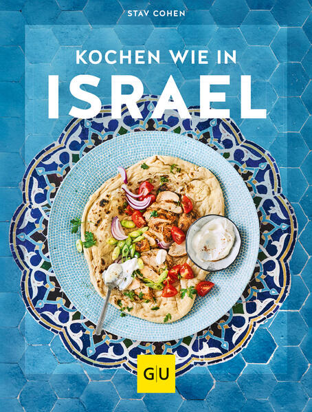 Kochen wie in Israel Keine Küche ist so im Trend wie die aus Israel - wo Tel Aviv sich zum kulinarischen Hotspot entwickelt hat. Kochen Sie jetzt originale und aromatische Gerichte nach! Die Autorin Stav Cohen zeigt Ihnen, wie sie mit wenig Aufwand ganz viel Geschmack erreichen können. Dazu führt sie in ihrem Kochbuch in die Hintergründe, Aromen und Texturen ihres Heimatlandes ein. Sie erfahren alles zu den Top-5-Zutaten, den Helden der israelischen Küche sowie zu traditionellen und modernen Rituale. Im Vordergrund stehen aber die unwiderstehlichen Rezepte, die in Sie in folgenden Kategorien entdecken können: Mezze Hauptgerichte mit Fisch und Fleisch Vegetarische Hauptgerichte Desserts Mezze für Gäste und Buffets Die israelische Kultur bringt Freunde und Familie an einen Tisch, wo die meisten Speisen mittig ausgebreitet und von allen gegessen werden. Nicht fehlen dürfen Hummus, Labaneh, Brot wie Pita und viele Kräuter. Jeder bedient sich und auch Sie können mit den einfachen Rezepten direkt ein Buffet für Ihre Freunde und Gäste zaubern. Servieren Sie unbedingt: Eine scharfe Tahin-Sauce - kombinierbar zu Gemüse und Brot Geröstetes Muhammara - unverwechselbar zu Fleischgerichten Rote Bete Salat zu Labaneh und Feigen als buntes Feuerwerk Einen gerösteten Blumenkohlsalat mit knackigen Haselnüssen Hauptgerichte aus Israel Auch der Hauptgang wird in dem Land am Mittelmeer gerne geteilt. Große Platten, Töpfe und Tajines füllen den Tisch mit aromatischen Gerichten aus Fleisch, Fisch und vegetarischem Gemüse und Käse. Dabei gibt es das, was in der Levante wächst - Hülsenfrüchte, Kräuter, mediterrane Gemüse und Früchte. Ganz egal ob aufwendig, schnell oder einfach, im Rezeptbuch finden Sie etwas nach Ihrem Geschmack: Eine bunte Hähnchenpfanne mit Mangold Dorade mit Oliven-Avocado-Salsa Selbstgemachte Falafel, z.B. aus Rote-Bete-Hummus Mejadra mit Kräutern und Zwiebeln Eine offene Auberginen-Lasagne Desserts aus der Levante Auch der Nachtisch ist von den traditionellen Einflüssen aus dem Nahen Osten geprägt. Die Autorin kocht diese Gerichte und Mahlzeiten jedoch mit hier erhältlichen Zutaten nach, so dass Sie direkt in Ihrer Küche den Geschmack aus dem Osten zubereiten können. Unwiderstehliche Desserts wie Malabi oder Rugelach begeistert bei der nächsten Party während Sie Mohnbabka und Baklava auch zum Kaffeekränzchen servieren können.