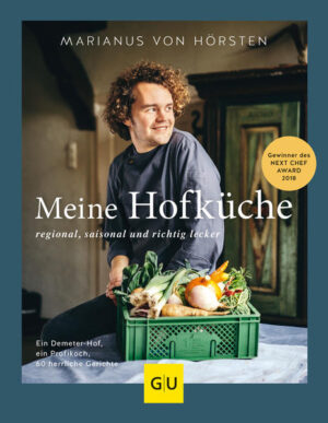 Meine Hofküche: Regional, saisonal und richtig lecker Die besten Gerichte von Spitzenkoch Marianus von Hörsten jetzt zum Nachkochen! Wenn Sie plötzlich in der eigenen Küche und als Anfänger die Rezepte vom Preisträger des „Next Chef Award“ nachkochen können, dann halten Sie das neue Kochbuch von Marianus von Hörsten in der Hand. Darin finden sich Rezepte der Spitzenklasse für Gäste, die Familie und Feste. Viele Grundrezepte, viel Wissen aus der Gastronomie, Hintergrundinformationen zum Demeterhof seiner Eltern und kreative Rezepte mit Fleisch, Fisch und Vegetarisch bildet der Kochbuchklassiker ab. Originelle Originalrezepte 2017 wurde Marianus von Höchsten zum besten Jungkoch der Welt gewählt. Er kocht in Hamburg im Restaurant Klinker. Und wer nicht die Chance hat, dort essen zu gehen, kann sich die hervorragenden Gerichte nun zuhause in der eigenen Küche nachkochen. Zur Wahl stehen Mahlzeiten aus folgenden Kategorien: Von der Weide: köstliche Blutwurst mit Kohlrabi, Apfel und Kartoffel oder Lammrippe mit Cola und Schluppe Von der Jagd & aus dem Wald: Steinpilze, Fregola und Parmesan oder Wildente mit Spitzkohl und Yuzu Aus See, Fluss und Meer: Felchen mit Spinat und Dill oder Forelle, Kopfsalat und Apfel Vom Feld: Artischocke mit Kartoffel und Paprika oder Kürbis, Pilze und Panko Aus dem Obstgarten: Beeren, Schokolade und Quark oder Pastinake und Preiselbeere mit weißer Schokolade Kochtipps und Grundrezepte Von einem Spitzenkoch kann man allerhand lernen. Im Rezeptebuch steht der Umgang mit Lebensmitteln ganz vorne. Das hat Marianus von seinen Eltern und deren Demeterhof gelernt. Ob schnelles Mittagessen oder 5-Sterne-Küche - im Buch wird gezeigt, wie man Zutaten ganzheitlich und nachhaltig verarbeitet. Mit seinem Bekenntnis zu biodynamischen Landwirtschaft zeigt der Jungkoch auch seine Kritik an Billigessen, was ungeschönt zu Wort kommt. Fest steht: Wenn Sie viel Wert auf hochwertig verarbeitete Lebensmittel legen und sich mit neuen Kreationen aus der Hofküche verwöhnen möchten, ist dieses GU-Werk ein Geschenk an Sie selbst.