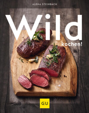 Wild kochen! Mehr als klassisches Hirschgulasch - das Kochbuch „Wild kochen“ zeigt, wie kreativ man mit Fleisch umgehen kann! Auch Sie wollen auf Fleisch nicht verzichten, haben aber keine Lust mehr auf Massentierhaltung und Produkte aus dem Supermark? Dann ist der Schritt hin zu Wildfleisch genau das Richtige für Sie. Vielleicht wollen Sie sich auch als Anfänger ganz neu dem Thema widmen? Die Autorin Alena Steinbach holt Sie genau da ab: Mit einer Einführung ins Thema Jagd, einer Vorstellung der Wildtiere und einer Erklärung, welche Fleischstücke für welche Zubereitung geeignet sind. Ganz neue Rezeptideen Ob Niedrigtemperatur-Garen, Sous-Vide, Slow Cooker oder klassisch im Bräter - hier finden alle Zubereitungsarten ihren Platz. Denn es werden nicht nur traditionelle Gerichte mit Hirsch, Reh und Fasan zubereitet, sondern auch komplett neue Kreationen mit viel Nachhaltigkeit. Die kommt dann ins Spiel, wenn alle Teile des Tieres verarbeitet werden. Der Nacken - ein durchwachsenes Stück Fleisch wird zu Wilddöner, pulled Wildfleisch oder Lasagne verarbeitet Die Schulter landet in Ravioli mit Trüffelsoße, als Geschnetzeltes auf Blumenkohlreis und wird als Damwildschäufele mit Bratapfel serviert Der Rücken schmeckt als Schnitzel mit Pfifferlingrisotto, in einem Kumpir und als klassiches Steak mit Salat und Nachos Die Rippen werden oft unterschätzt, schmecken aber himmlich als Bruschetta, als Spareribs oder in einer Suppe mit Grießnockerl Mit dem Filet landet natürlich auch das feinste Stück auf dem Teller - im Wintersalat mit Maronen, als Thai-Curry und aufwendig als Surf ’n’ Turf Innereien & Wurst zeigen sich ebenfalls kreativ, z.B. als Leberwurst im Glas, Herz mit karamellisierten Äpfeln und Grünkohl mit Wildknackern Als Ganzes und Halbes kommen auch Ente, Fasan und Hase auf den Teller und schmecken vorzüglich als geschmorter Hase mit Bandnudeln sowie als Fasan mit grünen Bohnen zubereitet