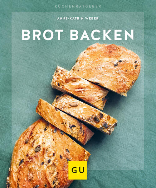 Brot backen Brot backen endlich leicht gemacht mit dem neuen Backbuch für knusprigen Ofengenuss! Ganz egal, ob Sie leidenschaftlich gerne backen oder zum allerersten Mal Ihre Sonntagsbrötchen selbst herstellen wollen - mit dem Küchenratgeber von GU wird das Brot backen zum Kinderspiel. Dafür sorgen die mehr als 25 Rezepte mit Gelinggarantie. Aber nicht nur die genauen Rezeptanleitungen machen das Kochbuch zu einem Highlight im Küchenregal, auch die praktischen Anleitungsseiten überzeugen. Es wird genau erklärt: wie das Prinzip Brot backen funktioniert welches die nützlichen Helfer am Backtisch sind mit welchen Mehlsorten man backen kann wie man Sauerteig selbst ansetzt und wie man Teig formt und faltet Einfache Brote mit Hefe Wenn Sie sich nicht direkt an Rezepte mit Sauerteig trauen, sondern erstmal einfache Hefebrote backen wollen, finden Sie in Kapitel eins großartige Einsteigerbrote für Anfänger. So überzeugt zum Beispiel klassisches Vollkornbrot ebenso wie Oliven-Zupfbrot und Kartoffel-Brot. Diese Gerichte verlangen keine besondere Ausstattung oder extreme Falttechniken. Vielmehr sind sie mit etwas Geschick und oft nur mit kurzer Zubereitungszeit herstellbar. Sauerteigbrote - für Geübte Sauerteig ansetzen ist jetzt so leicht wie nie zuvor. Die Schritt-für-Schritt-Anleitung zeigt, wie man selbst hochwertiges Brot backen kann - mit dem eigenen Sauerteig. Heraus kommen dann Kunstwerke, die schmecken und gesund sind. Ob Haselnuss-Brot, Bauernlaib oder Sesam-Möhren-Stangen - so schmeckt vollendete Backkunst, um die Sie alle Gäste beneiden werden. Brötchen und Süße Brote Die nächsten Frühstücksgäste kündigen sich schon an und das Kaffeekränzchen mit lieben Freunden steht vor der Tür? Dann wird es Zeit für die süßen Backwaren von Autorin Anne-Kathrin Weber: süße Crème-Fraîche-Wecken, Studentenfutter-Brötchen oder Zimt-Orangen-Schnecken, wenn sich Freunde zum Kaffee ankündigen