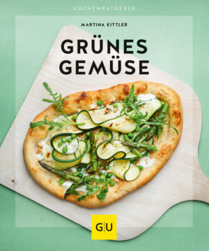 Grün, Grün, Grün sind alle meine Rezepte - gesunde Power für jeden Tag mit leckeren grünen Mahlzeiten!Das grünes Gemüse, Obst und Salate gesund sind, das weiß man nicht erst seit gestern. Der Stoff Chlorophyll, der in grünem Gemüse vorhanden ist, wirkt im Körper unglaublich wertvoll: Er unterstützt die Bildung von neuen Blutzellen, hilft bei der Entgiftung von krebserregenden Substanzen und verbessert die Wundheilung. Trotz dieser positiven Eigenschaften fällt es uns schwer, genug grünes Gemüse zu essen. Das Kochbuch von Martina Kittler zeigt, wie man grüne Gerichte ganz einfach in den Alltag einbauen kann. Die Rezepte gliedern sich in vier Kategorien: Grüne Muntermacher: Mit grünen Smoothies, Detox-Bowls und klassischem Avocadofrühstück beginnt der Start in den Tag Kleine Greenies zeigen, wie man unterwegs oder als Snack und ebenso für Kinder das wertvolle Grün einbauen kann Grüne Salate und Suppen sind einfache und schnelle Beispiele für die tägliche Küche, z.B. gegrilltes grünes Gemüse, Gemüsesuppen und Salate mit Bitterstoffen Hauptsachen & Begleiter spiegeln die Möglichkeit für grünes Gemüse auf der Hauptbühne wieder und zeigen, wie man sogar für Gäste hervorragend grün kochen kann Gemüse Kochbuch - nur in grün Der Wert von Gemüse mit vielen Ballaststoffen und Vitalstoffen sowie der großen Detox-Wirkung kann gar nicht oft genug betont werden. Selbst eine grüne Mahlzeit pro Woche, versorgt den Körper schon mit wichtigen Nährstoffen. Die Autorin des Rezeptebuches zeigt dabei, dass es keine ausgefallenen Microgreens seien müssen, um mit etwas Green Power anzufangen. Grünes Gemüse wie Grünkohl, Rosenkohl, Pak Choi, Spinat und Erbsen gibt es in jedem Supermarkt und über das ganze Jahr hinweg sind grüne Sorten verfügbar. Saisonal grün kochen Starten Sie den Frühling mit einer cremigen Grünspargelsuppe und einer grünen Gemüsepizza Kochen Sie im Sommer doch mal Bohnen-Kohlrabi-Omelett oder grüne Antipasti mit Ei Begleiten Sie den Herbst kulinarisch mit Spitzkohl-Risotto und Grünkohl-Lachs-Sushi Feiern Sie die Winterzeit mit Rosenkohl-Püree und einem Grünkohl-Kokos-Smoothie und vielen weiteren Ideen für köstliche, einfache und schnelle Rezepte für jede Jahreszeit. Für jeden das richtige Rezept Ganz egal, ob Sie sich vegan ernähren, ab und zu hochwertiges Fleisch essen, Ovo-Lakto-Vegetarier sind oder Gäste zu einem schicken Dinner einladen wollen, die variablen Rezepte im grünen Kochbuch inspirieren. So zeigt die Autorin, wie man eine schnelle Fleischbeilage aufs Blech zaubert oder kreative vegane Varianten kocht. Sicher freuen sich auch die nächsten Brunch-Gäste über grüne Gemüse-Käse-Muffins mit Avocado-Creme.