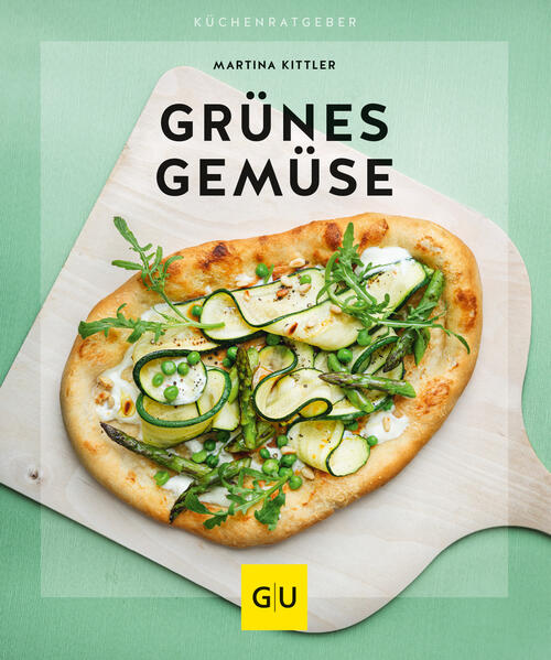 Grün, Grün, Grün sind alle meine Rezepte - gesunde Power für jeden Tag mit leckeren grünen Mahlzeiten!Das grünes Gemüse, Obst und Salate gesund sind, das weiß man nicht erst seit gestern. Der Stoff Chlorophyll, der in grünem Gemüse vorhanden ist, wirkt im Körper unglaublich wertvoll: Er unterstützt die Bildung von neuen Blutzellen, hilft bei der Entgiftung von krebserregenden Substanzen und verbessert die Wundheilung. Trotz dieser positiven Eigenschaften fällt es uns schwer, genug grünes Gemüse zu essen. Das Kochbuch von Martina Kittler zeigt, wie man grüne Gerichte ganz einfach in den Alltag einbauen kann. Die Rezepte gliedern sich in vier Kategorien: Grüne Muntermacher: Mit grünen Smoothies, Detox-Bowls und klassischem Avocadofrühstück beginnt der Start in den Tag Kleine Greenies zeigen, wie man unterwegs oder als Snack und ebenso für Kinder das wertvolle Grün einbauen kann Grüne Salate und Suppen sind einfache und schnelle Beispiele für die tägliche Küche, z.B. gegrilltes grünes Gemüse, Gemüsesuppen und Salate mit Bitterstoffen Hauptsachen & Begleiter spiegeln die Möglichkeit für grünes Gemüse auf der Hauptbühne wieder und zeigen, wie man sogar für Gäste hervorragend grün kochen kann Gemüse Kochbuch - nur in grün Der Wert von Gemüse mit vielen Ballaststoffen und Vitalstoffen sowie der großen Detox-Wirkung kann gar nicht oft genug betont werden. Selbst eine grüne Mahlzeit pro Woche, versorgt den Körper schon mit wichtigen Nährstoffen. Die Autorin des Rezeptebuches zeigt dabei, dass es keine ausgefallenen Microgreens seien müssen, um mit etwas Green Power anzufangen. Grünes Gemüse wie Grünkohl, Rosenkohl, Pak Choi, Spinat und Erbsen gibt es in jedem Supermarkt und über das ganze Jahr hinweg sind grüne Sorten verfügbar. Saisonal grün kochen Starten Sie den Frühling mit einer cremigen Grünspargelsuppe und einer grünen Gemüsepizza Kochen Sie im Sommer doch mal Bohnen-Kohlrabi-Omelett oder grüne Antipasti mit Ei Begleiten Sie den Herbst kulinarisch mit Spitzkohl-Risotto und Grünkohl-Lachs-Sushi Feiern Sie die Winterzeit mit Rosenkohl-Püree und einem Grünkohl-Kokos-Smoothie und vielen weiteren Ideen für köstliche, einfache und schnelle Rezepte für jede Jahreszeit. Für jeden das richtige Rezept Ganz egal, ob Sie sich vegan ernähren, ab und zu hochwertiges Fleisch essen, Ovo-Lakto-Vegetarier sind oder Gäste zu einem schicken Dinner einladen wollen, die variablen Rezepte im grünen Kochbuch inspirieren. So zeigt die Autorin, wie man eine schnelle Fleischbeilage aufs Blech zaubert oder kreative vegane Varianten kocht. Sicher freuen sich auch die nächsten Brunch-Gäste über grüne Gemüse-Käse-Muffins mit Avocado-Creme.