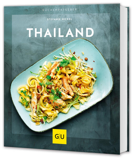 Ein neues Thailand Kochbuch für schnelle und einfache Rezepte für jeden Tag - vegan, vegetarisch sowie mit Fleisch und Fisch!Lieben Sie auch die abwechslungsreiche Küche aus Asien? Mit frischen Aromen von Ingwer, Zitronengras, Curry und Chili? Mit dem neuen Küchenratgeber Thailand von Stefanie Nickel können Sie jetzt auch im Alltag traditionell thailändisch kochen - und das sogar als Anfänger. Die Rezepte sind einfach, schnell und alltagstauglich - viele Zutaten gibt es heutzutage im gut ausgestatteten Supermarkt. Also ran an den Wok! Rezepte für den kleinen Hunger Mit köstlichen Salaten und Suppen startet die Autorin ihr Buch. Gerade durch die typischen asiatischen Zutaten erhalten auch einfachste Brühen durch Kafirlimettenblätter, Galgant und Tamarinde ein köstliches Aroma. Probieren Sie unbedingt: Selbstgemachte vegane Frühlingsrollen Schnell marinierte Garnelen Fisch-Frikadellen für Gäste Thai-Salat mit Hähnchen und Reisnudeln als Meal Prep Tom Kha Gai als unwiderstehlichen Klassiker Currys für Anfänger und Hobbyköche Die sämigen Suppen mit Einlage oder auch Currys, die man aus dem Thailandurlaub kennt, kann man zuhause ganz einfach selber kochen. Entweder man greift auf fertige Würzpasten zurück oder macht sich selbst die Arbeit und mörsert eine sensationelle Currymischung zusammen. Diese sind die Basis für das: Rote Schweinefleisch-Curry mit Auberginen Ein Fischcurry mit Spargel im Frühling Kürbis-Curry mit Babyspinat und Zitronengras im Herbst Veganes Gemüse-Curry mit Tofu Thailand Kochbuch - für jeden etwas Auch Kinder und Gäste werden die Klassiker aus dem warmen Land lieben. Denn wer sagt schon nein zu Pad Thai mit Hähnchen, Reisnudeln mit Hackfleisch oder Bratreis mit Omelettstreifen. So begeistert man auch kleine Gourmets für neue Aromen. Die Gerichte lassen sich sehr gut vorbereiten und auch am nächsten Tag mit zur Arbeit nehmen. Oft beträgt die Zubereitungszeit nur 30-45 Minuten - dadurch sind die Gerichte perfekt für abends nach der Arbeit oder für ein schnelles Mittagessen.