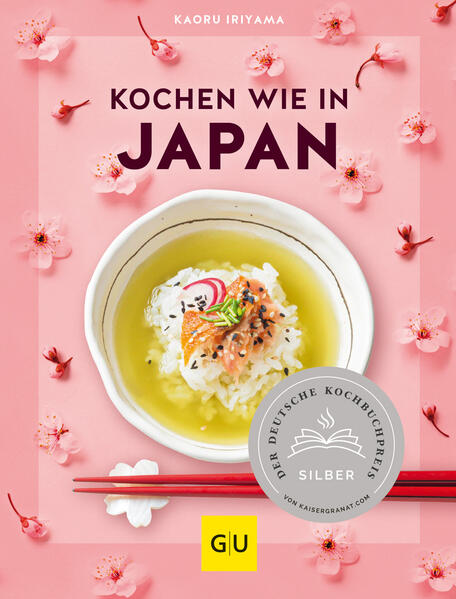 Authentisch und echt japanisch kochen - das Kochbuch für Anfänger und Liebhaber der asiatischen Küche ist ein Must-Have! Sie kommen von einer Japan-Reise zurück und haben das Essen lieben gelernt? Oder Sie besuchen schon lange japanische Restaurants und möchten nun endlich die fernöstlichen Kreationen selbst nachkochen? Dann lassen Sie sich von Autorin Kaoru Iriyama nach Japan entführen und lernen Sie neben typischen und traditionellen Gerichten auch spannende Neukreationen sowie Wissenswertes über die japanische Küche kennen. Japanisch Kochen für Anfänger Das traditionelle japanische Essen beginnt mit einer Suppe oder Japas - zum Beispiel Misosuppe oder Dashibrühe. Auch Onigiri mit Walnuss-Miso oder Tofu Hiyayakko sind leckere Starter zur Beginn einer Mahlzeit. Diese können Sie nun mit wenigen Zutaten in Ihrer Küche zaubern. Im Bioladen und im japanischen Supermarkt finden Sie alle Zutaten, die in den Gerichten verwendet werden. Japanisch Kochen in Deutschland Auch wenn in Deutschland keine ausgeprägte Sushi- und Ramen-Kultur herrscht, lassen sich die traditionellen Zutaten auch hier zu vollkommenen Speisen kombinieren. Kochen Sie doch mal für Ihre Gäste ein vegetarisches Menü oder lassen Fisch-Gerichte den Mittelpunkt einnehmen. Japanische Süßigkeiten - einfach selber machen Japan-Reisende können von den Süßigkeiten aus Automaten und Straßenständen kaum genug bekommen. Die Autorin, die bei einem japanischen Großmeister in Tokio gelernt hat, zeigt Schritt für Schritt, wie man Mochi, Dorayaki und Matcha-Tarte selbst machen kann. Die beliebten Desserts enthalten oft ungewöhnliche Kombination und sind ein Fest für Augen und Gaumen. Genau das richtige Japan Kochbuch für Manga- und Anime-Fans, Onsen-Genießer und Liebhaber der authentischen japanischen Küche. Ganze egal ob vegetarisch, vegan oder mit Fleisch und Fisch - hier gibt es spannende Rezepte für jeden Gaumen - wunderschön in Szene gesetzt.