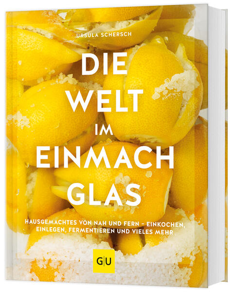 Sie lieben Eingemachtes, Marmeladen, Saucen, Sirup und schenken gerne Selbstgemachtes aus der Küche? - Dann brauchen Sie dieses Buch!Das Kochbuch eröffnet völlig neue Welten für Hobbyköche, die ihre Zeit zu Hause gerne dazu nutzen, ihren Vorratsschrank mit selbstgemachten Lebensmittel zu füllen. Wer sich bisher schon an Konfitüren und Pickles getraut hat, erfährt auf mehr als 180 Seiten, wie viel Freude in einem Einmachglas liegen kann. Das umfangreiche Einmachen Kochbuch zeigt neben den klassischen Ideen nämlich auch völlig neue Zubereitungen und Methoden, um Gemüse, Kräuter und Obst haltbar zu machen. Einmachen und Einkochen Das Buch startet mit einem Guide, was Sie zum Einmachen und Fermentieren, sowie zum Einlegen und Einbacken alles benötigen. Doch keine Sorge, es ist weniger als man denkt. Mit ein paar einfachen Einmachgläsern von 250 ml und 500 ml kann man direkt loslegen. Die Autorin Ursula Schersch zeigt genau, wie sauber und hygienisch man arbeiten muss und verrät in jedem Rezept ultimative Gelingtipps. Konfitüren, Marmeladen, Fruchtaufstriche & Co. Das Rezeptbuch startet mit süßen Rezepten rund um klassische Obstmarmeladen. Sie lernen hier auch, wie man Dulce de Leche, Erdnussbutter, Löwenzahnhonig und Curd selbst herstellt. Auch der aus Österreich bekannte Röster darf nicht fehlen. Neben den Einkoch-Rezepten finden sich immer wieder Mahlzeiten zum Kombinieren. Kochen Sie unbedingt: Kaiserschmarrn mit Zwetschgen- oder Hollerröster Lemon und Orangen Curd Die exotische Kaya und klassische Apple Butter Chutney, Eingelegtes und Pickles Aus dem Gemüsebeet gibt es nicht nur einfaches Kimchi und klassische Essiggurken - auch Fermentiertes und Ajvar können Sie nun selbst machen. Zum Beispiel in Form von Banh Mi Pickles und dem passenden asiatischem Sandwich. Kirsch-Chutney und fermentierte Salsa dürfen beim nächsten Grillfest ebenso wenig fehlen wie Tomatenketchup und BBQ-Sauce. Einmachen ganz neu gedacht Kochbücher bieten oft ganz neue Blickwinkel auf ein Thema und genau das gelingt der Autorin auch hier. Wer gerne Selbstgemachtes verschenkt, darf sich an Zaatar, Pulled Pork Rub und Gemüsebrühe versuchen. Im kleinen Schraubglas verpackt, hat man so ein tolles Mitbringsel. Ebenso neu sind Ideen für Kräuter- und Chaiteemischungen genau wie Apple Cider Sirup und Fliedersirup für Getränkeliebhaber. Probieren Sie unbedingt diese Vorschläge: Gebeizte Eigelbe und chinesische Tee-Eier Paneer, Ricotta und Labneh selber machen Nussschnaps, Limoncello und Sauerteig ansetzen Kombucha und Ginger-Bug selbst fermentieren Das ganze Jahr über bietet das Einmachbuch neue Ideen für jede Jahreszeit - mit vielen internationalen Rezepten frisch aus der Natur und zum Selbersammeln. Deshalb ist es ein tolles Geschenk für Gartenbesitzer, Hobbyköche und jeden, der gerne Selbstgemachtes verschenkt.