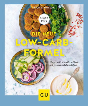 Das Kochbuch für alle, die schneller schlank und länger satt sein wollen - mit der neuen Ballaststoff-FormelLow Carb ist nicht nur ein Trend, sondern eine Ernährungsform mit der es wissenschaftlich bestätigt gelingt, überflüssige Pfunde loszuwerden und sich gesund und sättigend zu ernähren. Das Low-Carb-Kochbuch mit den neusten Erkenntnissen zu Ballaststoffen geht noch einen Schritt weiter. Autor Nico Stanitzok erklärt, wie Sie Kohlenhydrate runter- und ballaststoffreiche Lebensmittel hochschrauben können - für noch schnelleren Erfolg. Leckere und schnelle Rezepte Das Buch überzeugt mit köstlichen Rezepten, in denen Sie Brot, Nudeln, Kartoffeln und andere Sättigungsbeilagen nicht vermissen werden. Dadurch, dass in den Rezepten keine schnell verfügbaren Kohlenhydrate verwendet werden, muss der Körper zur Aufrechterhaltung seiner Funktionen die Fettreserven anzapfen. Und das schmeckt - denn die Rezepte sind überaus gekonnt kombiniert. So können Sie zum Beispiel mit Schoko-Zimt-Granola oder Eiweißgranola in den Tag starten Spinatfladen mit Cabanossi als schnelles Mittagessen verzehren Tofu-Curry mit Mango zum Abendessen genießen Zimtkuchen für Freunde und Gäste vorbreiten und dabei kein Gramm zunehmen. Alltagstauglich Kochen Low Carb hat außerdem den Vorteil, dass die Rezepte fast immer schnell und mit wenig Aufwand zubereitet sind. Die Zutaten gibt es im handelsüblichen Supermarkt und sowohl Hobbyköche als auch Anfänger haben Spaß an den Rezepten im Kochbuch. Nachhaltig Abnehmen … … ist mit diesem Kochbuch so leicht, weil die Rezepte super schmecken und satt machen. Das Ernährungskonzept ist durchdacht und mit viel Wissen und einem ansprechenden Theorieteil gut erklärt. Ganz egal, ob Sie sich omnivor, vegan, milcheiweißfrei, glutenfrei oder zuckerfrei ernähren, es sind die passenden Rezepte vorhanden. Omnivor: Topinambur-Gratin mit Hackfleischbällchen Vegan: Scharfer Tofu mit Avocado-Salsa Milcheiweißfrei: Bunte Gemüse-Poke-Bowl Glutenfrei: Pilzsalat aus Yunnan Zuckerfrei: Versunkener Zwetschgen-Käsekuchen