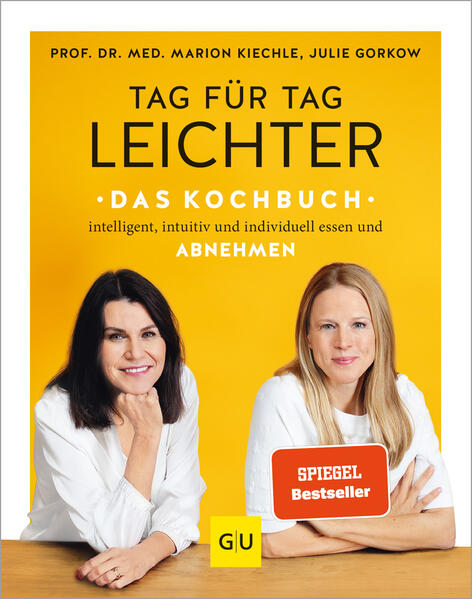 Das Kochbuch für alle Frauen, die gesund und nachhaltig abnehmen wollen. Statt unzähligen Diäten lernen Sie lecker und leicht zu kochen!Sicher kennen Sie das Gefühl der schleichenden Gewichtszunahme? Plötzlich sind es einige Kilos mehr auf der Waage und die Hosen sind zu eng. Keine Sorge, das geht vielen Frauen so und die Lösung liegt nicht in der zehnten Kohlsuppen-Diät. Tag für Tag leichter ist das Kochbuch für jeden, der durch leckere, leichte und selbstgekochte Küche zurück zu einem tollen Körpergefühl möchte. Prof. Dr. Marion Kriechle legt ihr ganzes Wissen als Frauenheilkundlerin in dieses Kochbuch und zeigt zusammen mit Journalistin Julie Gorkow, die Antworten auf ganz alltägliche Fragen, die Frauen sich stellen. Abseits von Diäten und Medienhype lernen Sie eine ganze neue Low-Carb-Küche kennen. Rezepte basieren auf Studien Brandaktuelle Studien fließen in das Buch ein und zeigen so direkt umgesetzt in den Rezepten, was wirklich gesund ist. Die Frage „Was soll ich essen?“ wird hier nicht nur mit gut verständlicher Theorie beantwortet, sondern schlägt sich in mehr als 100 Rezepten nieder. Die Rezepte sind: Gesund - sie werden aus frischen Zutaten ohne Convenience-Produkte zubereitet Voll mit gesunden Inhaltsstoffen - durch die Zusammensetzung ergibt sich eine optimale Nährstoffversorgung Schnell - mit nur wenige Zeit und kaum Vorbereitung Kreativ - Kräuter, Öle und Gewürze zaubern wahre Geschmacksbomben Low Carb - eine Mahlzeit sättigt ohne dick zu machen Enthalten wenig Kalorien - stattdessen geht es um gute Bioverfügbarkeit Mehr als 100 Rezepte … … gegliedert in drei Kategorien helfen Ihnen dabei, den ganzen Tag über gut versorgt zu sein. Auch ein Meal Prep für den langen Arbeitstag kann helfen, das Gewicht zu halten. Abnehmen fällt dann leicht, wenn man gut und easy vorbereitet ist. Müsli Bowls und Smoothies ersetzen morgens den Gang zum Bäcker. Kalte Gerichte wie z.B. Salate und Bowls machen das Mittagessen abseits der Kantine zu einem wahren Vergnügen und Warme Gerichte überzeugen zu jeder Tageszeit - sicher auch Ihre Freundinnen. Kochen Sie doch mal: Frühstück: Das Melonen-Müsli mit Cashewkernen mit nur 365 Kalorien verspricht einen tollen Start in den Tag. Oder Sie entscheiden sich für Basilikum-Blinis mit Tomaten, wenn es herzhaft sein darf. Kalte Gerichte: Der Hähnchensalat mit Papaya und Grapefruit macht die Kollegen sicher neidisch, auch der Glasnudelsalat mit Putenbrust sättigt hervorragend. Warme Gerichte: Curry-Kraut mit Sesamtofu überzeugt hier genauso wie Kurkuma-Möhren mit Naturreis. Das Kochbuch zum Abnehmen überzeugt auch Veganer und Vegetarier, da es stets tolle Alternativen nennt. Die wunderschönen Foodfotos machen schon beim Blättern eine helle Freude - deshalb ist das Rezeptebuch ein perfektes Geschenk für Freundinnen, Mütter, Schwiegermütter, Schwestern und alle Frauen, die sich etwas Gutes tun wollen.